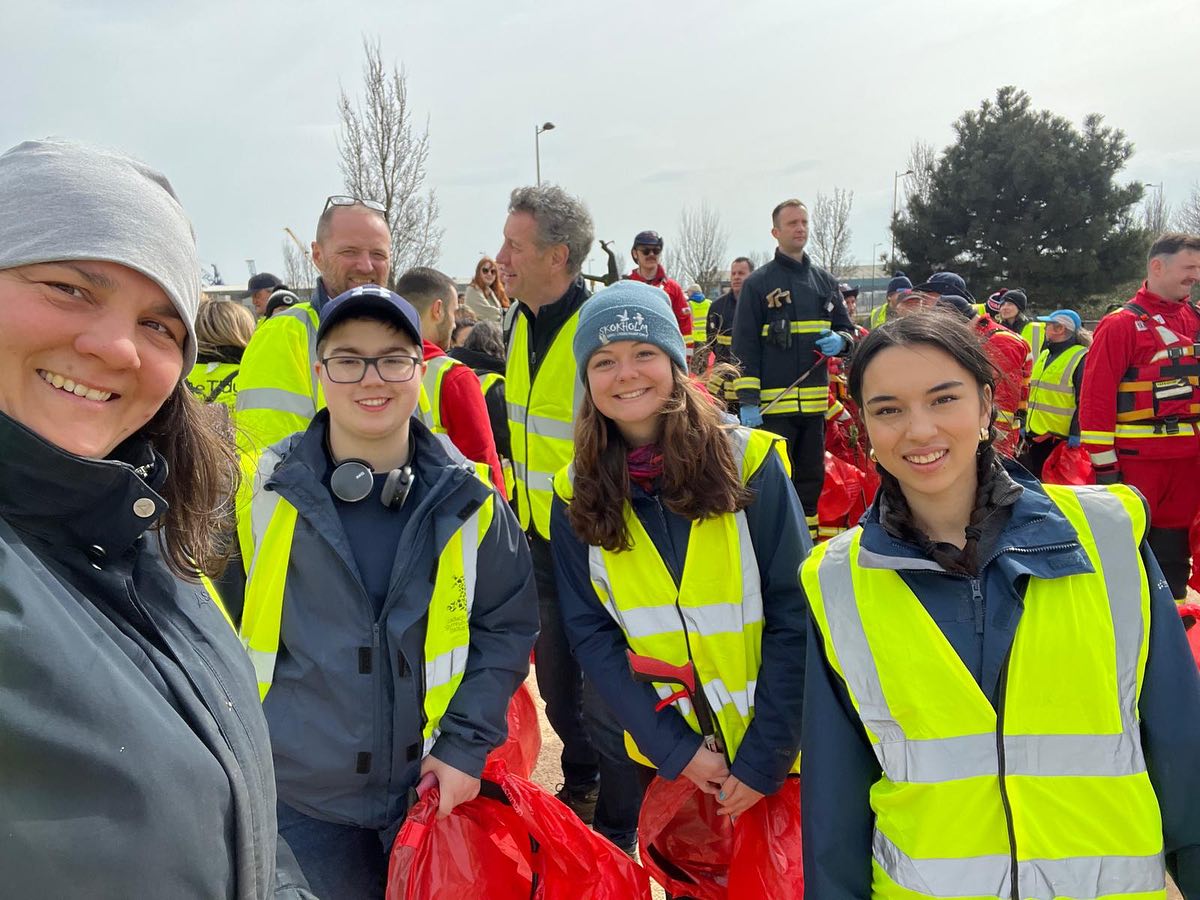 Today we were delighted to be part of a Guinness World Record river clean of the Taff, along with another 1323 participants !! Thank you so much to @katestrong01 for the amazing opportunity to be part of something this big! We did a lot of reflection during the day, and will continue our work around nature based flood defences. 🦦🦦🦦 Heddiw, roeddem yn falch o lanhau’r afon taf gan fod yn rhan o sefydlu record y Byd Guinness, ynghyd â 1323 o bobl eraill!! Diolch yn fawr i @katestrong01 am y cyfle anhygoel i fod yn rhan o rywbeth mor fawr! Gwnaethom lawer o feddwl drwy’r dydd, a byddwn yn parhau â’n gwaith ar amddiffynfeydd llifogydd naturiol. 🦦🦦🦦 @lili4cardiffee