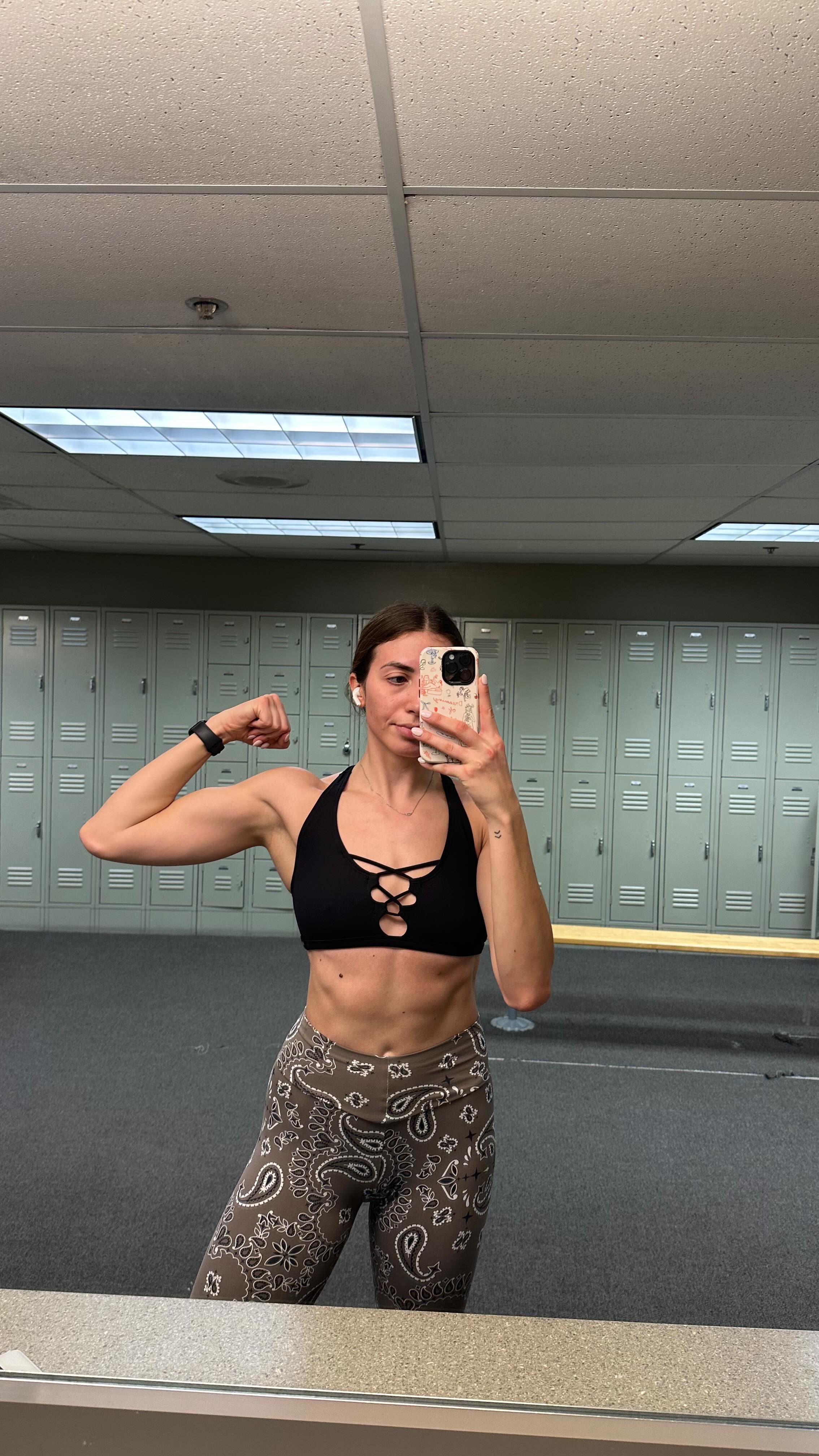 Get your body moving with some dynamic stretches BEFORE your lift📢
Priming your body for movement is key to reducing injury risk, loosening up your joints, getting the blood flowing, and activating the muscle groups you’re about to hit during your lift! 🙆🏻♀️