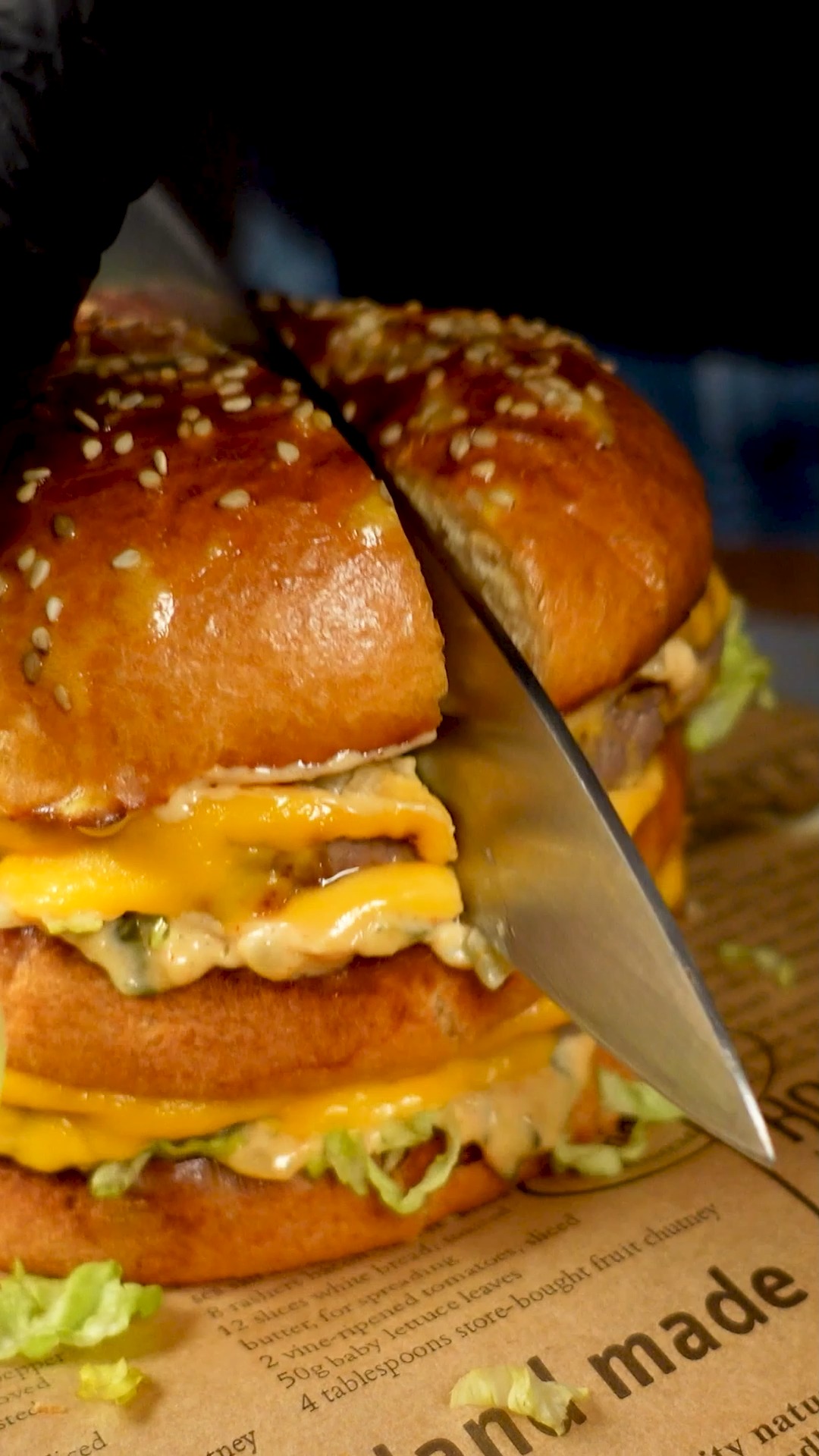 Ganze Video mit einer Schritt-für-Schritt Anleitung auf YouTube.
▬ REZEPT ▬
4 Burger Buns (mit Sesam)
300 g Rinderhackfleisch
4 Scheiben Cheddar
1 Portion Eisbergsalat
1 kleine Zwiebel
2 Portionen Gewürzgurken
Big Mac Sauce
120 g Mayonnaise
40 g Gurken Relish
1 TL Weißweinessig
1/2 TL Paprikapulver
1/4 TL Knoblauchpulver
1/4 TL Zwiebelpulver (optional)
1/2 kleine Knoblauchzehe
1 Schalotte
1 EL Senf
1 TL Ketchup
1 TL Zucker
---
---
▬ RECIPE ▬
4 Burger Buns (with sesame seeds)
300g ground beef
4 slices of cheddar cheese
1 portion of iceberg lettuce
1 small onion
2 portions of pickles
Big Mac Sauce
120g mayonnaise
40g pickle relish
1 tsp white wine vinegar
1/2 tsp paprika
1/4 tsp garlic powder
1/4 tsp onion powder (optional)
1/2 small garlic clove
1 shallot
1 tbsp mustard
1 tsp ketchup
1 tsp sugar
#foodblogger #quickrecipes #foodgraphy #foodstagrams #instafood #foodie #foodbloggers #omnomnom #streetfood #burgersandfries #burgerlove #burgerlovers #burgertime #burgernight #bigmac