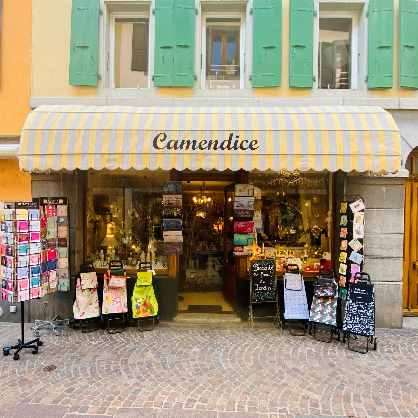 ✨ Bonjour à tous ! ✨
Nous sommes ravis de vous retrouver sur Instagram ! Après quelques péripéties avec notre ancien compte, nous repartons de zéro, avec un nouvel élan et plein de belles surprises à partager avec vous.
Pour ceux qui ne nous connaissent pas encore, Au coeur de Camendice est une petite boutique pleine de trésors, nichée au cœur d’Aigle, une charmante ville du Chablais vaudois. Vous y trouverez une sélection unique de cadeaux, décoration, objets du quotidien, jeux et vêtements pour bébés.
Mais ce n’est pas tout ! À l’arrière de la boutique se cache un véritable trésor : notre coin brocante, où vous pourrez dénicher des pépites vintage et des objets chargés d’histoire. ✨
➡️ Suivez-nous pour découvrir nos dernières trouvailles, nos inspirations et toutes les surprises que nous vous réservons ! 💌 Et bien sûr, passez nous voir en boutique, on adore vous accueillir et échanger avec vous.
Merci pour votre soutien et à très bientôt ! 💛
L’équipe Camendice
#RetourEnForce #Camendice #BrocanteVintage #CadeauxOriginaux #ChablaisVaudois