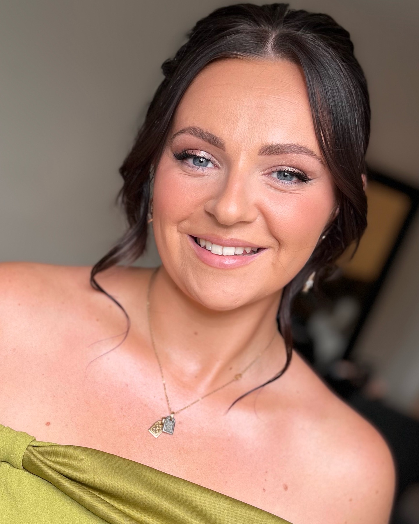 I can’t believe I forgot to post this gorgeous face! 😍
I had the pleasure of glamming up the lovely Jess, the sister of the groom for her brother’s wedding back in July last year.
Soft glam was the perfect choice to complement her natural beauty and I’m still obsessed with this look! Better late than never, right? 💄💕
#bridalpartymakeup #hairandmakeupartistdorset #southwestbride #softglammakeup