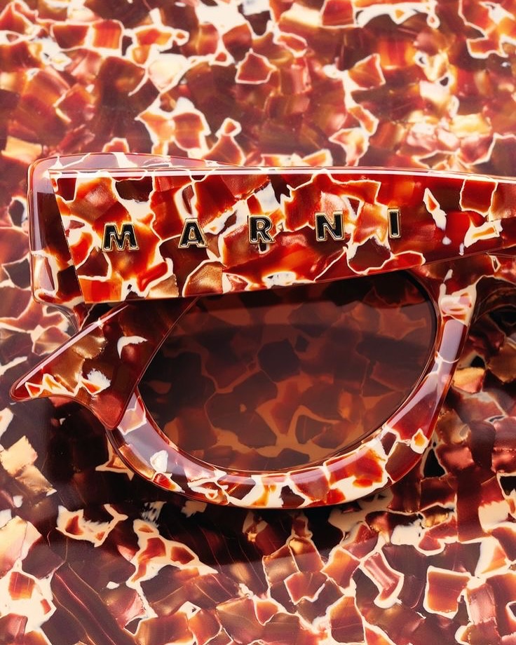 @marni sicuramente un’icona di stile, con forme e colori VIBRANTI!🤩💛🧡🩵💙 Perché non passi a provarli? Te ne innamorerai! 👀😎