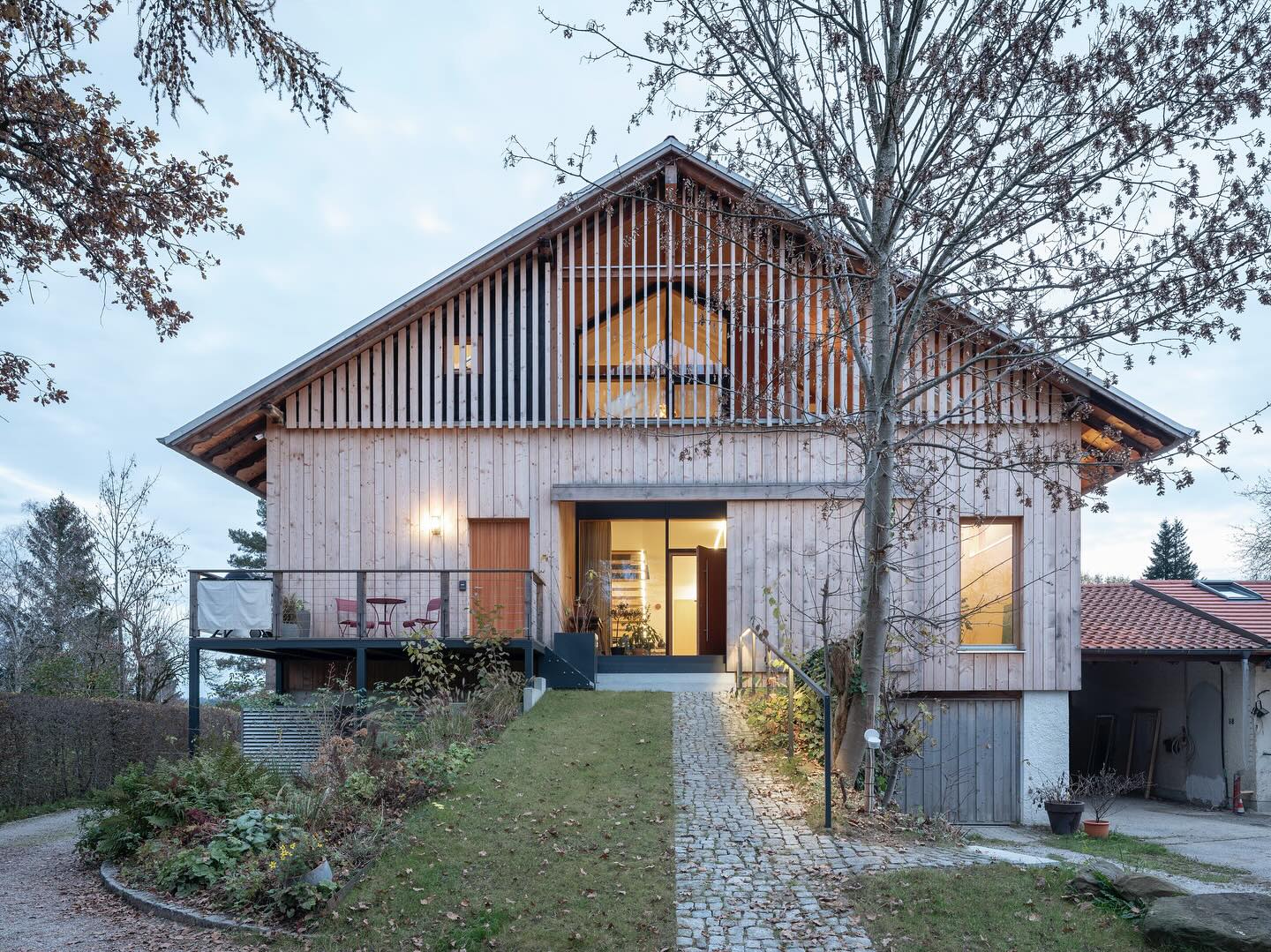Ausbau einer Tenne zu Wohnraum
Fotografie | Stefan Müller-Naumann, München
#holzbau #architektur #bauenmitholz #bayern #badheilbrunn #architekturbüro #design #architekturdesign #holzdesign #holzarchitektur #wooddesign #denkmalschutz #bauenimbestand #holzbauimdenkmalschutz #ausbau #laubenderarchitektur #nachhaltigkeit #nachhaltigesbauen #nachhaltigearchitektur #architektur #architekturfotografie #sustainable #laubenderarchitektur