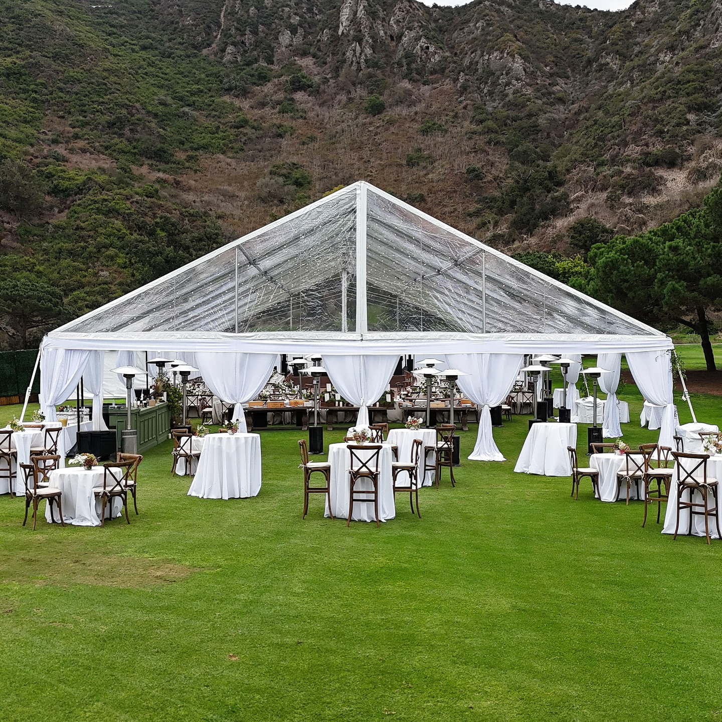 A structure as bold as the landscape around it ✨
⠀⠀⠀⠀⠀⠀⠀⠀⠀
Clear-top elegance, open-air views, and a design that blends seamlessly into its surroundings. Swipe through to see this stunner from every angle.