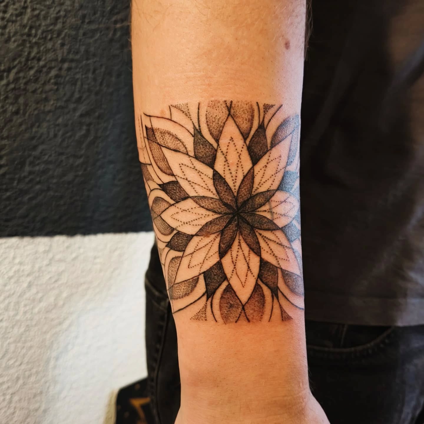 Coverup tattoo für eine wundervolle Seele ✨✨✨
Danke für dein Vertrauen!
#mandalabandtattoo #mandalaband #coveruptattoo #coverup #mandalatattoo #dotworktattoo #finelinetattoo #tattoostudiobern #tattoobern