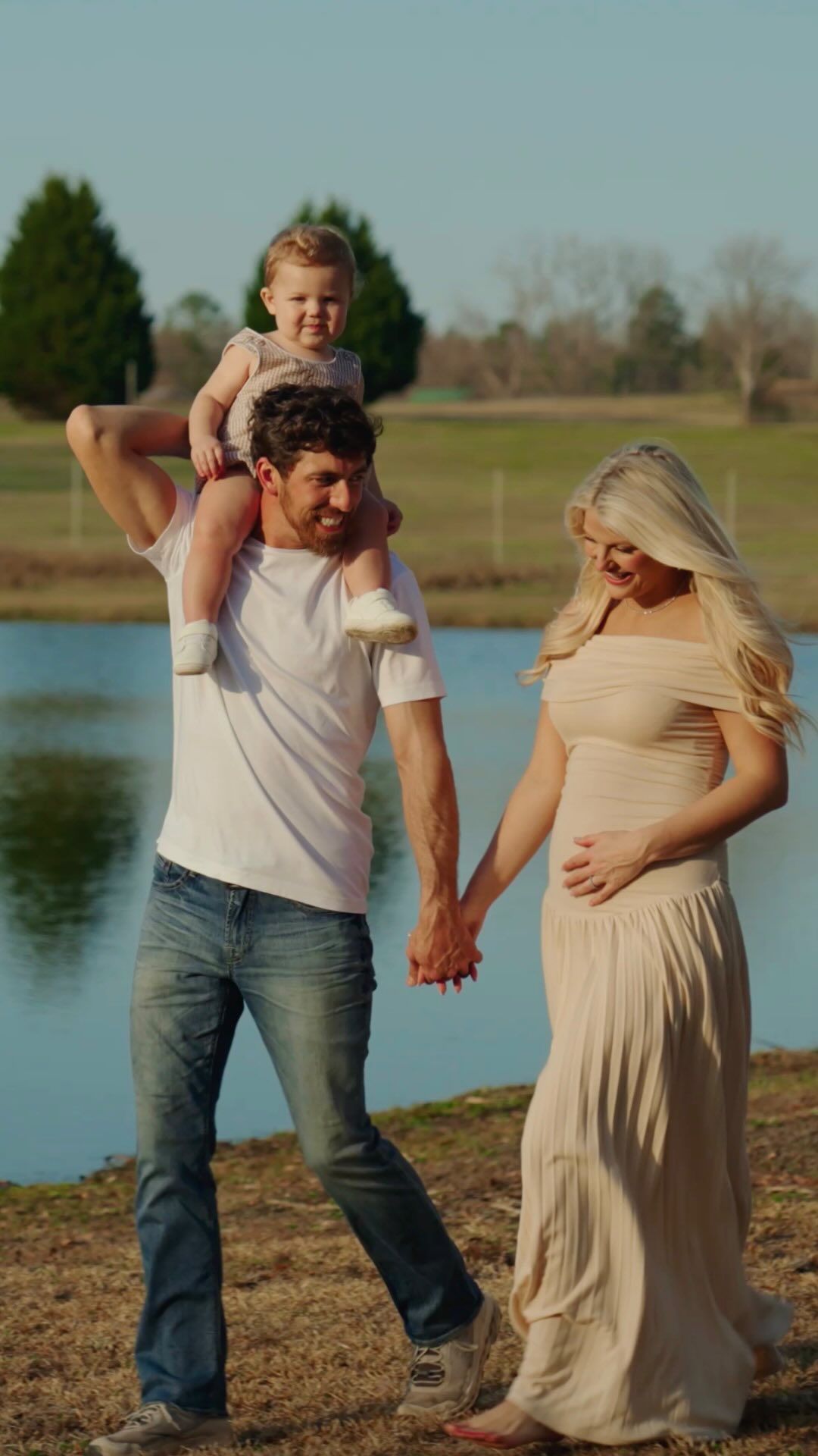 had the best time filming Sutton & Cody’s pregnancy announcement earlier this year 🕊️it’s such an honor to me to get to capture precious family moments & milestones!