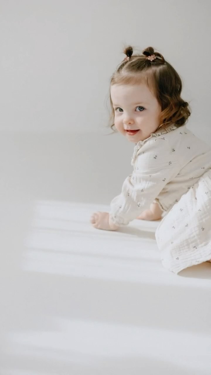 De eerste foto is wrs de foto die bij oma en opa op de schouw komt.. en aaaallll de rest zijn typische foto’s van een (bijna) twee jarige 🤓🥰
Hier is het niet van kijken en lachen. Hier is het van gewoon zijn. Een goei portie chaos én karakter.
(En al-tijd wat foto’s met mama.. houd er rekening mee moederkes 😉)
Benieuwd welke jullie favoriet is! (Stemmen kan via de poll hier onder)
#kinderfotograaf #kinderfotografie #kinderfotografe
