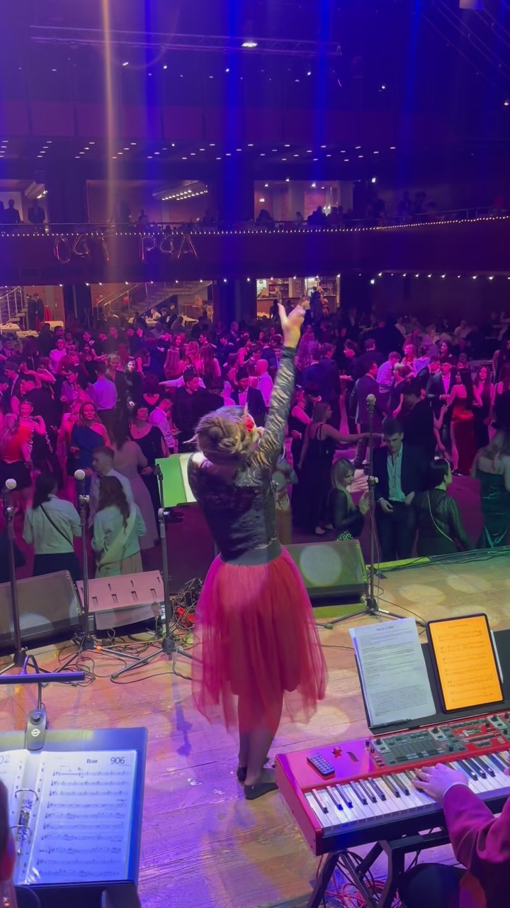 Máme za sebou další rozjetý víkend plný tance, hudby a dobré zábavy 💛
Maturantům přejeme hodně štěstí 🥳