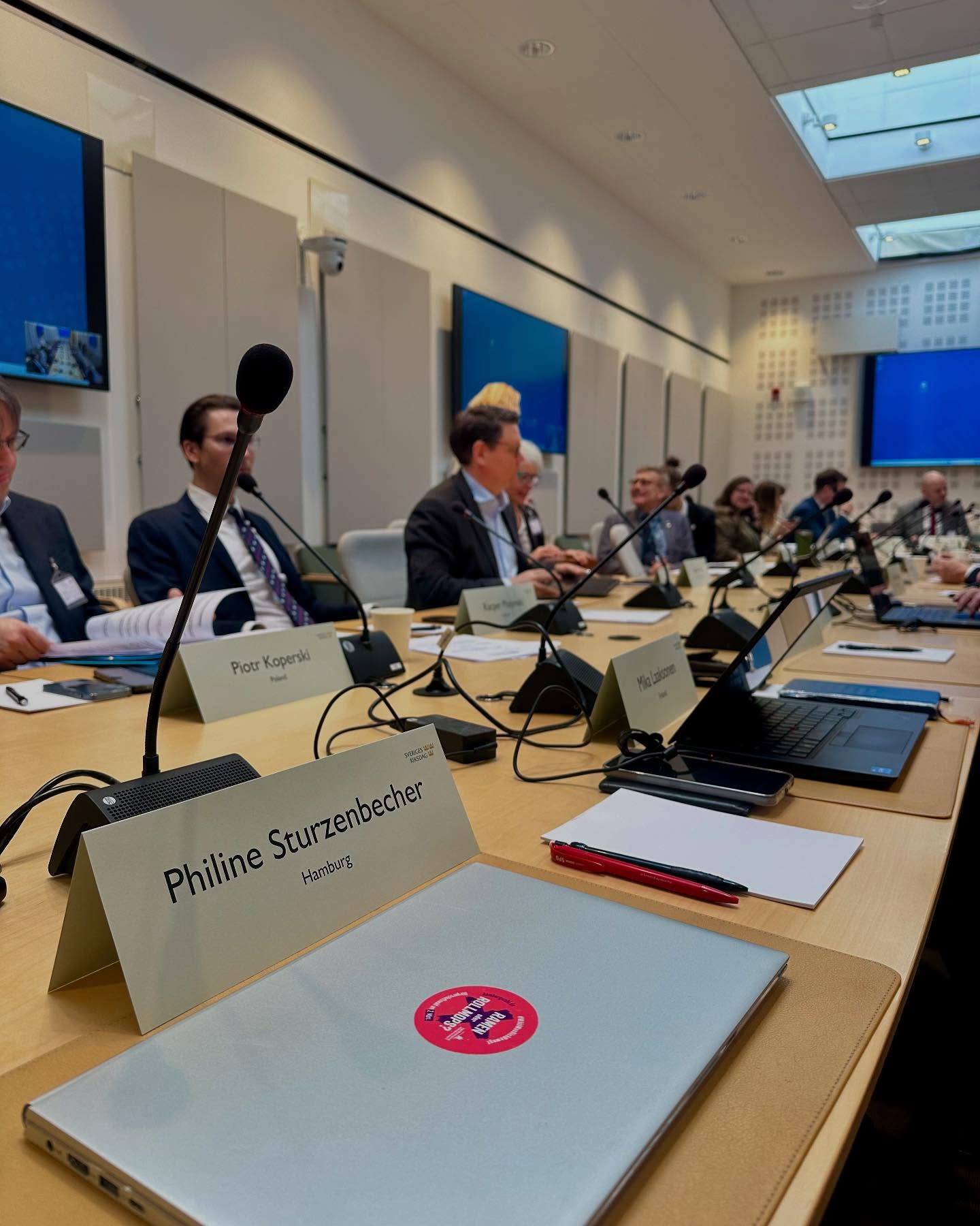 Bereits zum 5. Mal traf sich die BSPC Working Group in der letzten Woche zum Thema Energiesicherheit. Dieses Mal waren wir zu Gast in Stockholm, um uns besonders mit Fragen der Mobilität zu befassen. Vorträge und Diskussionen mit vielen Expert:innen standen ebenso auf dem Programm, wie das Erleben - so zum Beispiel die Fahrt mit den elektrischen Hydrofoil-Booten, die spannende Alternativen für Fährverbindungen sind. Die Beratungen haben erneut gezeigt, dass eine enge Kooperation immens wichtig ist. Das vertiefen wir bald in Talinn, und wo sich die Arbeitsgruppe bereits im Mai wiedertrifft.