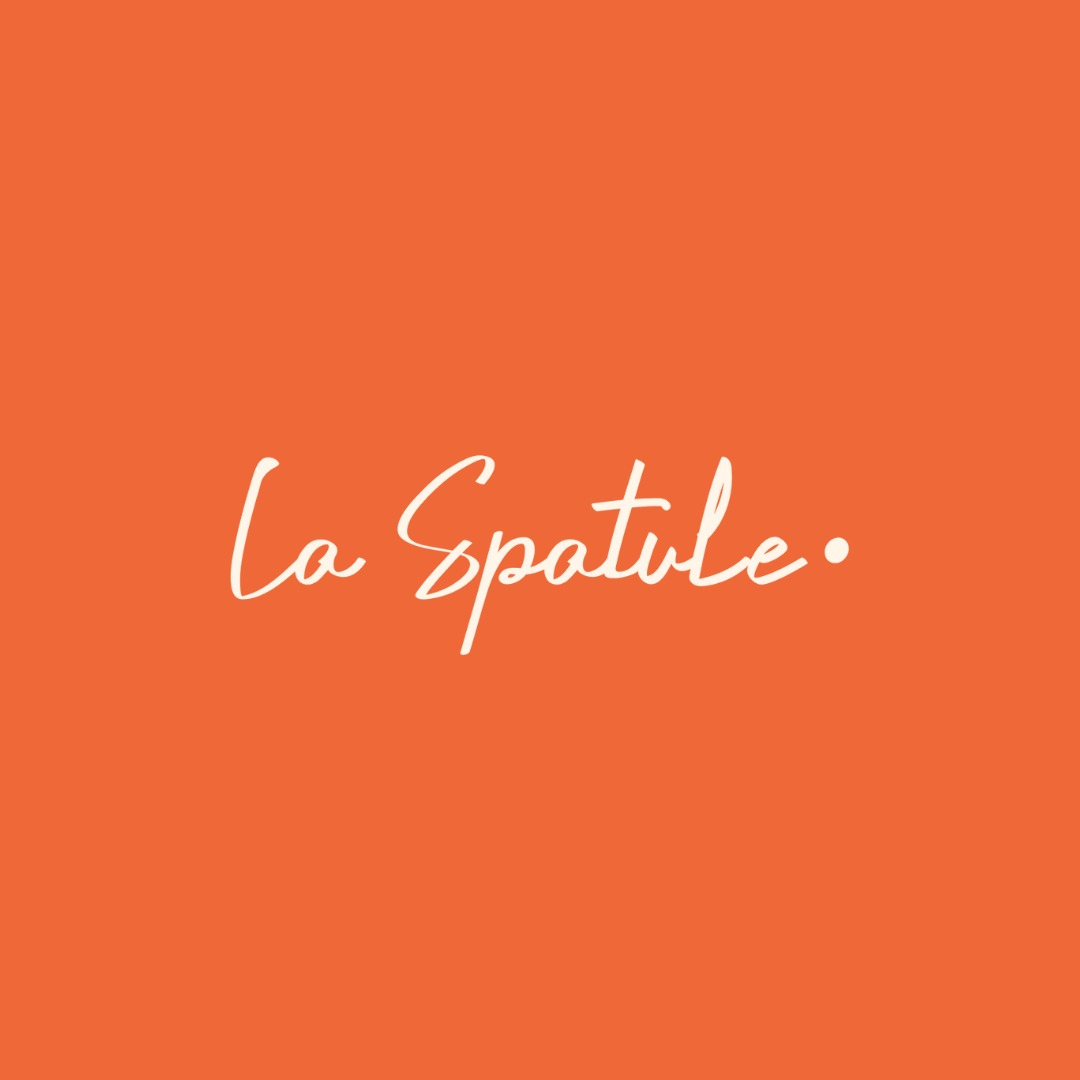 Bienvenue chez La Spatule 🧡
L'art de l'événement culinaire sur mesure.
Chez La Spatule, nous croyons que les meilleurs souvenirs se créent autour d’une table, bien entouré. Nous cultivons l’esprit de partage et de joie de vivre, en faisant de chaque repas un moment de complicité et d’émotion, dans l’intimité d’un lieu privé.
Que l'aventure commence ! ✨