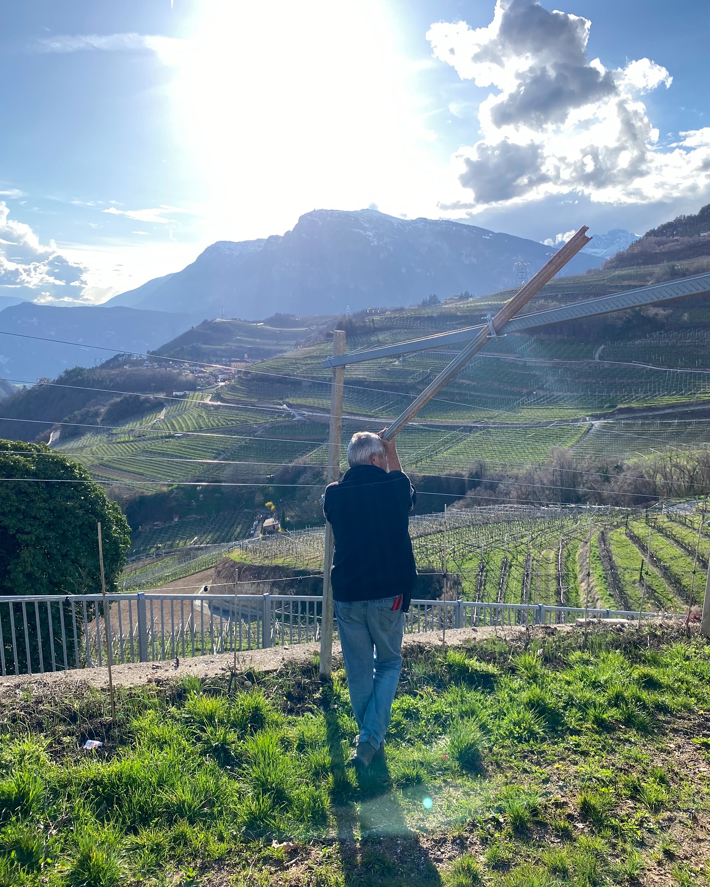 Primavera in Valle di Cembra: il sole scalda, la terra chiama. Il lavoro nei vigneti non si ferma mai.
#VallediCembra #Trentodoc