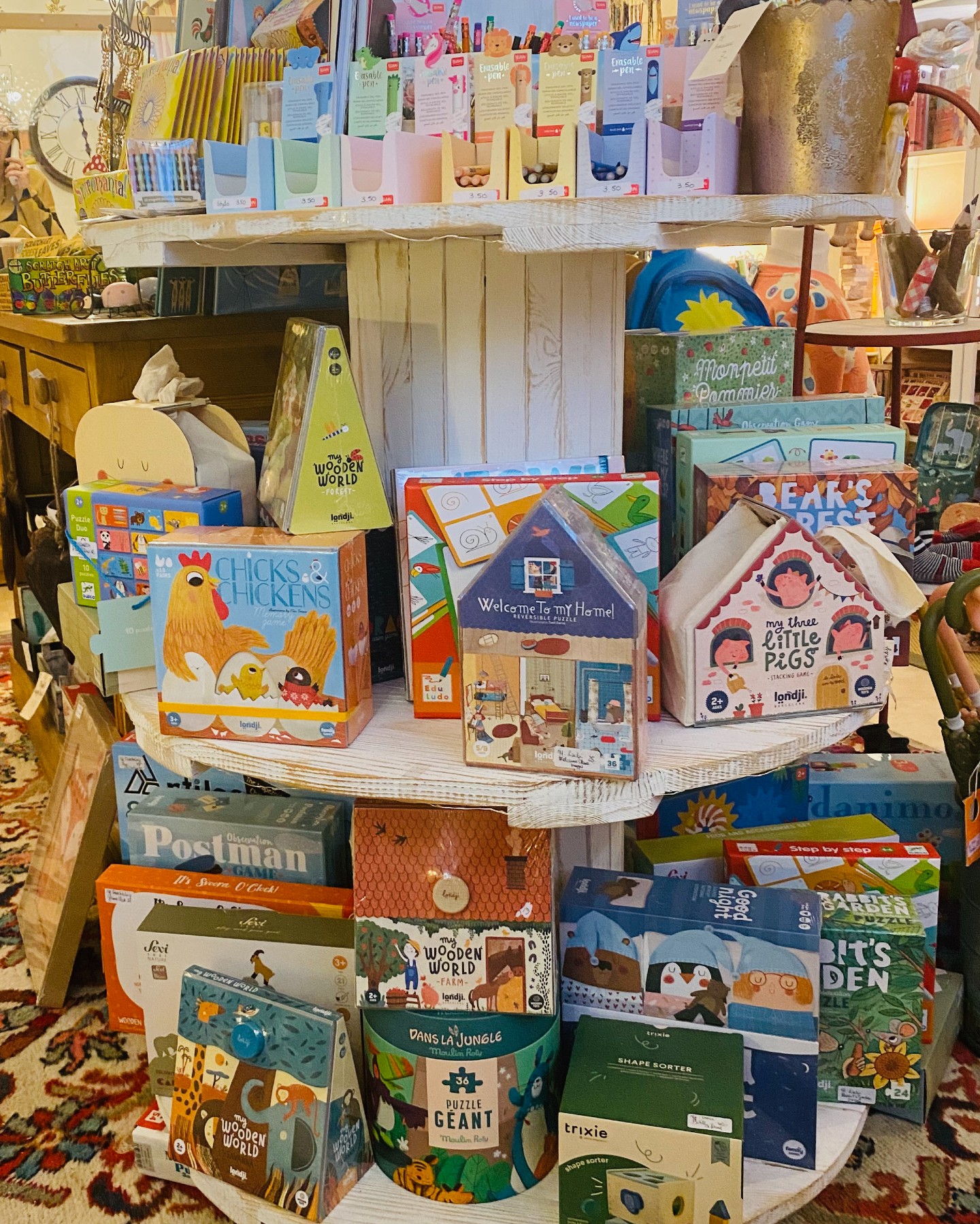 👶🎁 De la tendresse, du jeu et de la douceur : bienvenue dans notre univers pour les minis.
Ici, vous trouverez une jolie sélection pour les enfants : jeux, doudous, vêtements tout doux, idées de naissance et petites attentions pleines de tendresse et de créativité.
🧵 Une partie des habits est même confectionnée avec soin directement en boutique, pour offrir des pièces uniques et remplies d’amour 💛
🌱 Nos jeux sont choisis dans une démarche éthique et durable : en bois, évolutifs, pensés pour accompagner les enfants dans le temps, loin du jetable.
🎈Pour une naissance, un anniversaire ou simplement pour faire plaisir, chaque article est sélectionné avec attention pour faire briller les yeux des tout-petits… et de ceux qui les aiment.
📍À découvrir en boutique à Aigle ou en story très bientôt !
👉 Faites glisser pour découvrir nos idées du moment.
#UniversEnfant #CadeauNaissance #FaitMainAvecAmour #DurableEtJoli #Camendice#JeuxÉvolutifs #BébéÉthique #CréationLocale #JouetsEnBois #SlowChildhood