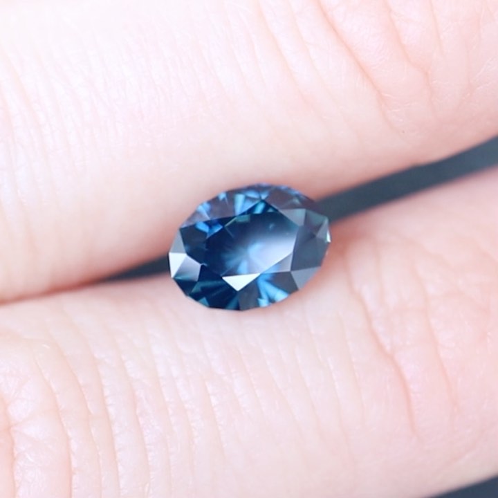 Saphir d’Auvergne – 2.28 ct
Sublime saphir d’Auvergne, d’un bleu intense très très légèrement teal, révélant toute sa profondeur sous différentes lumières. Une pierre d’exception, idéale pour une création joaillière raffinée.
▪️Origine : Auvergne, France
▪️Taille : Ovale – 2.28 ct
▪️Dimensions : 8.62 x 6.35 mm | Hauteur : 5.23 mm
▪️Traitement : Aucun (naturel, non chauffé, non traité)
📩 Prix sur demande – Tarif professionnel disponible.
Pour toute information, n’hésitez pas à nous contacter.
#saphirnaturel #saphirdauvergne #pierresprécieuses #joailleriefrançaise #hautejoaillerie #bijouterieartisanale #gemmesdexception #gemtrade #saphir #saphirdefrance #sapphiregemstone #ethicaljewelry #lapidaire