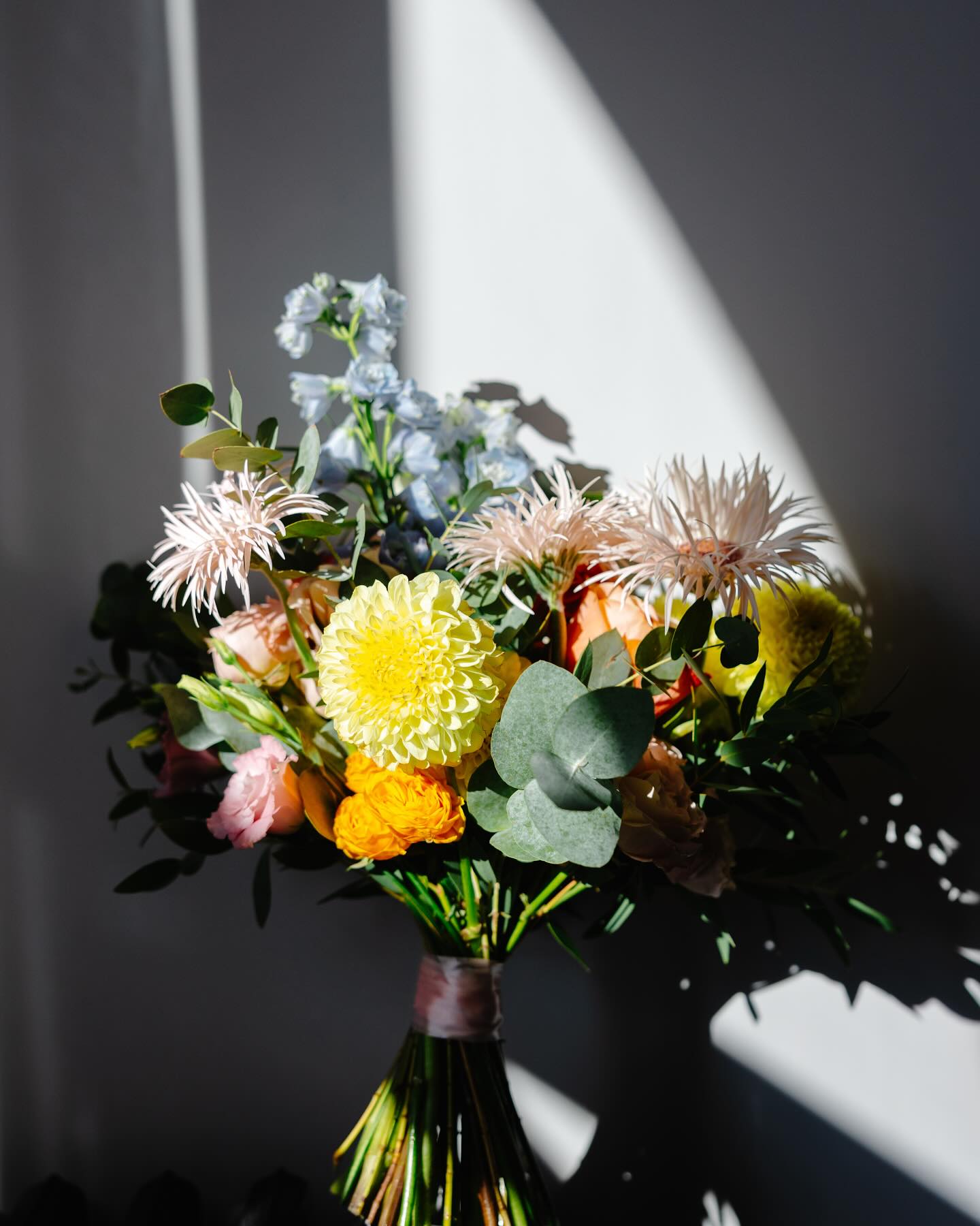 ✨Blooming with love✨ A vibrant bridal bouquet to match a day filled with joy and romance!