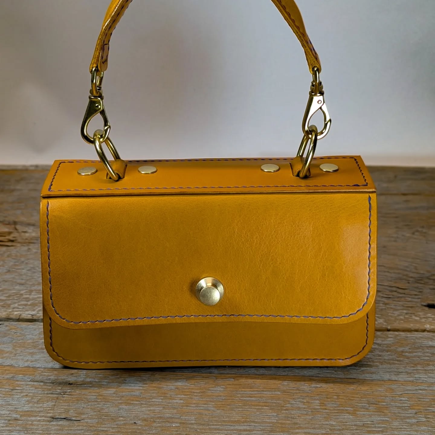 This Ankita is in Yellow Buttero with Duke blue Vynimo stitching and features a red Liberty fabric. As a new feature this bag includes both a detachable handle and a fixed length shoulder strap with a 13.5 inch drop.
#handbag #handcrafted #leatherbag #shoulderbag #leatherhandbag #leather #saddlestitched #buttero #handcraftedleather #handmadeleather