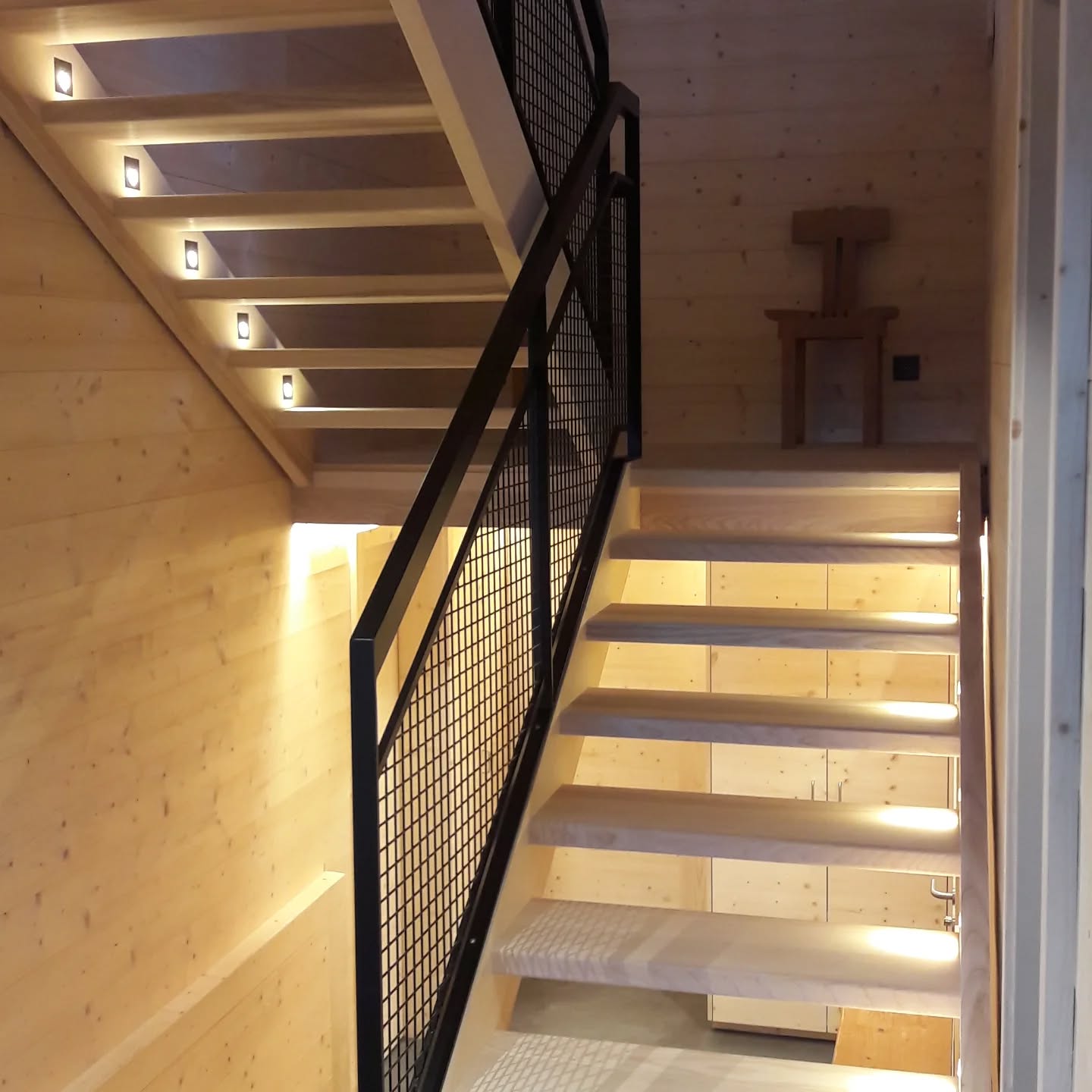 L'escalier en frêne et métal, une alliance réussie !
Les spots intégrés aux limons éclairent l'espace d'une lumière chaleureuse, mettant en valeur cet ouvrage parfaitement intégré à son environnement. Un véritable plus pour cette habitation !