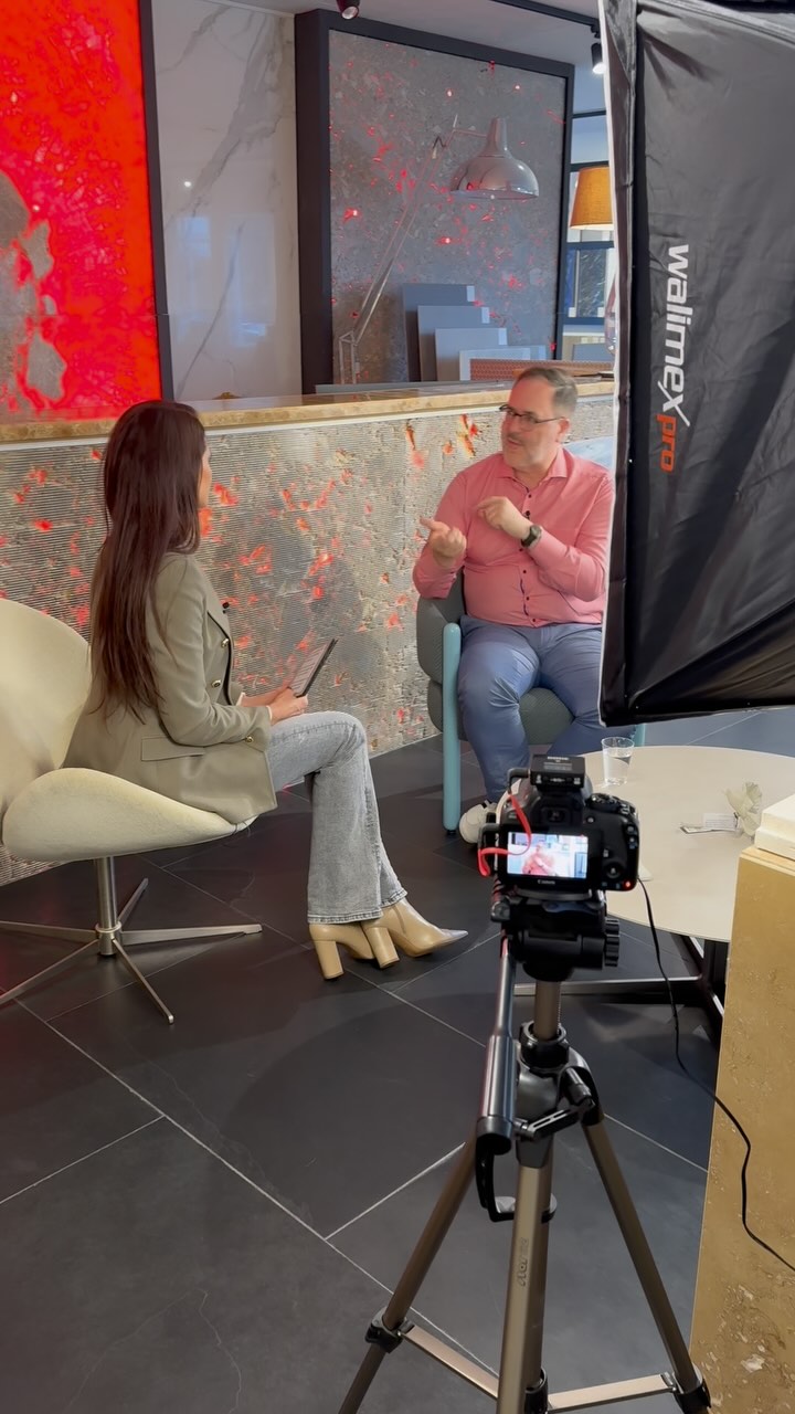 Interior Design ist meine Leidenschaft – und genau darüber werde ich künftig mit spannenden Gästen sprechen.
Für die Produktion von Stone Atelier tauche ich tief in die Welt von Architektur, Design, Kunst und Materialien ein. Mein erster Gast, Christof Hindermann, hat das Gespräch mit seiner inspirierenden Sichtweise bereichert – ein Auftakt, der Lust auf mehr macht!
Freut euch auf spannende Gespräche mit kreativen Köpfen, die Räume gestalten und Geschichten erzählen. Bald gibt es mehr Einblicke!
#passiocasa #pamelabaumann #interior #interiodesign #architektur #kunst #moderation #materialien #stoneatelier