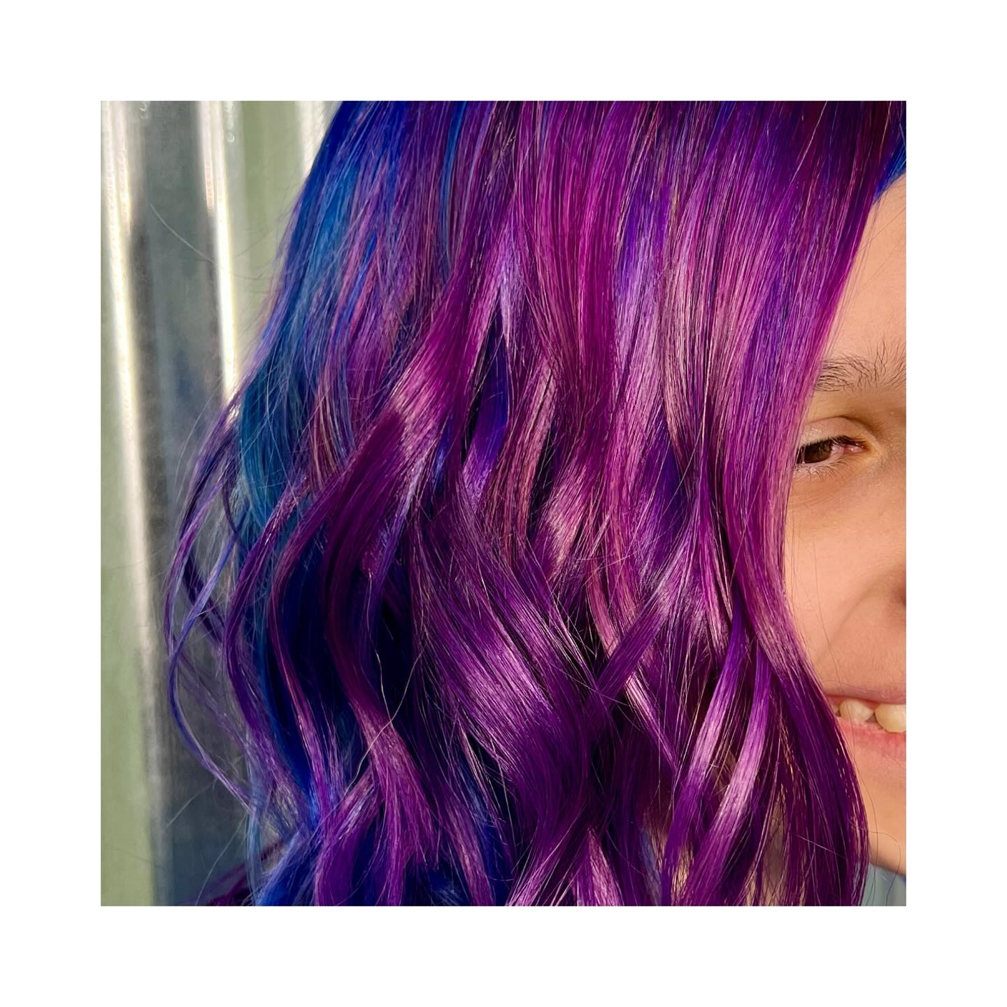 💜✨ Electric hues, endless vibes. 💙
A fusion of vivid purple and bold blue for a show-stopping, dimensional color melt. Obsessed with how the tones play with the light!
Hair by @glynnnjonezzz using @pravana
#PurpleHair #BlueHair #VividHair #ColorMelt #HairArt #BoldAndBright #FantasyHair #GlynnJonesSalon #HairTransformation #HairInspo #CreativeColor #dmvsalon #dmvhair #pravana