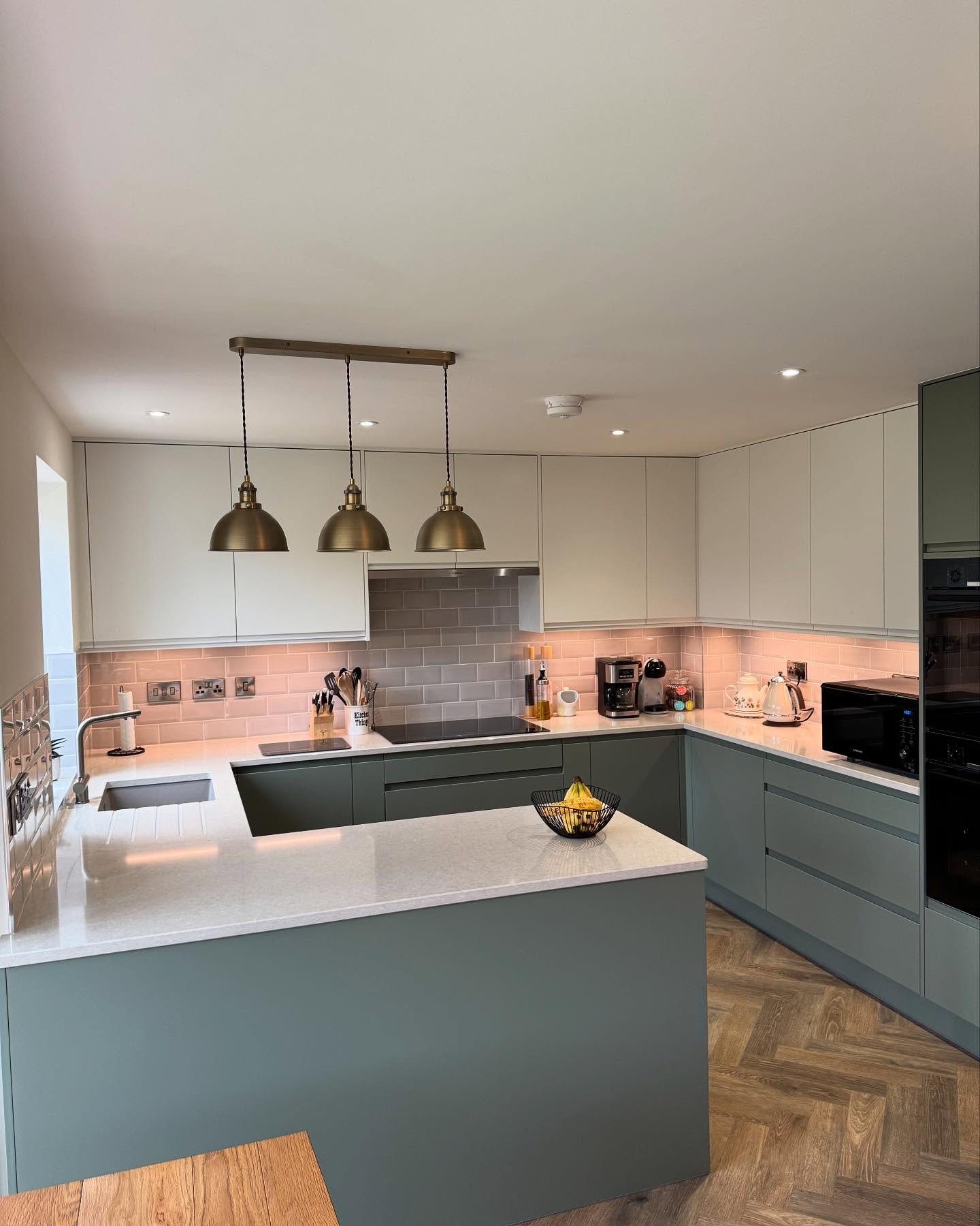 New build Kitchen upgrade π
Regiment green & porcelain j pull doors
Mayville concrete quartz worktops
Bosch appliances
Blanco sink & tap.
Swipe for before photo βοΈ
#kitchen #kitchendesign #kitchenremodel #kitchenupgrade #newbuildhouse #newbuilds #kitchenrenovation #design #jpullkitchen #handlesskitchen #handless #regiment #green #ashwoodkitchens