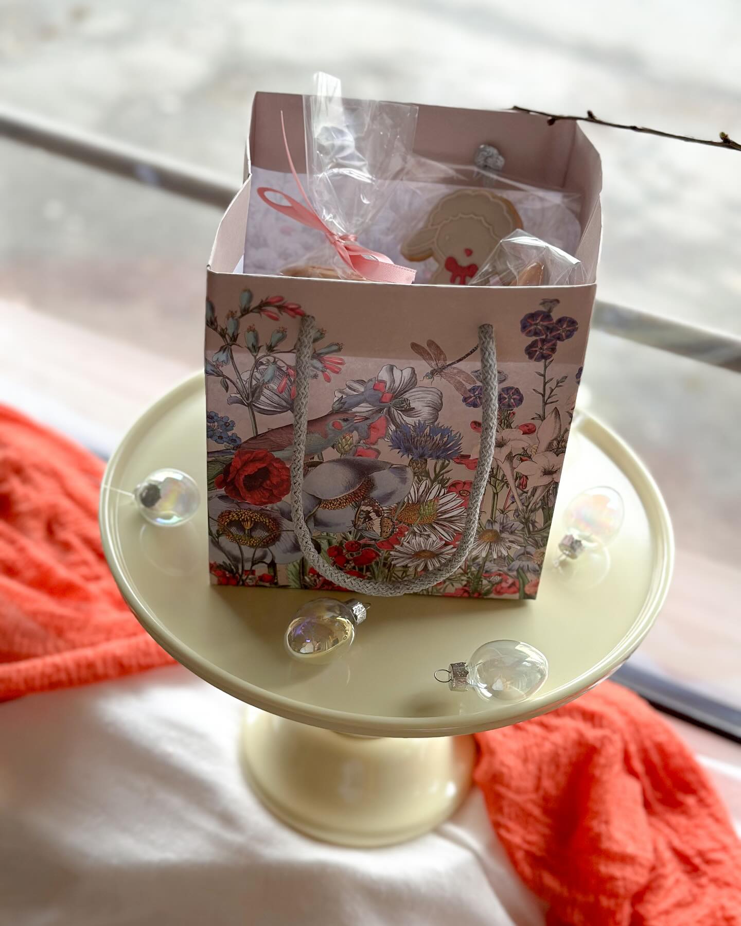 Happy Easter Special 🐣🐰💚
Dieses Jahr gibt es zum Vorbestellen diese hübsche kleine Tasche gefüllt mit tollen Leckereien. (Dekor nicht enthalten)
Enthalten ist:
1 x handgegossener Karamell Osterhasi
1 x Glas Salzkaramell Aufstrich
1 x Keks Osterlamm
1 x Mini Karottenkuchen mit Zuckerglasur
Die Ostertasche kostet: 18,90€
Perfekt zum Verschenken als kleines Osternest.
Außerdem können noch Törtchen, Brot und weitere Leckereien für euren Osterbrunch vorbestellt werden - siehe Bild 4&5
Öffnungszeiten am Osterwochenende:
Karfreitag - geschlossen aufgrund von Vorbereitungen
Ostersamstag - 8.00 - 12.00 Uhr
Bis einschließlich 13.04 habt ihr die Möglichkeit vorzubestellen. ✨
#happyeaster #ostern #patisserie #konditorei #juliasitter_patisserie