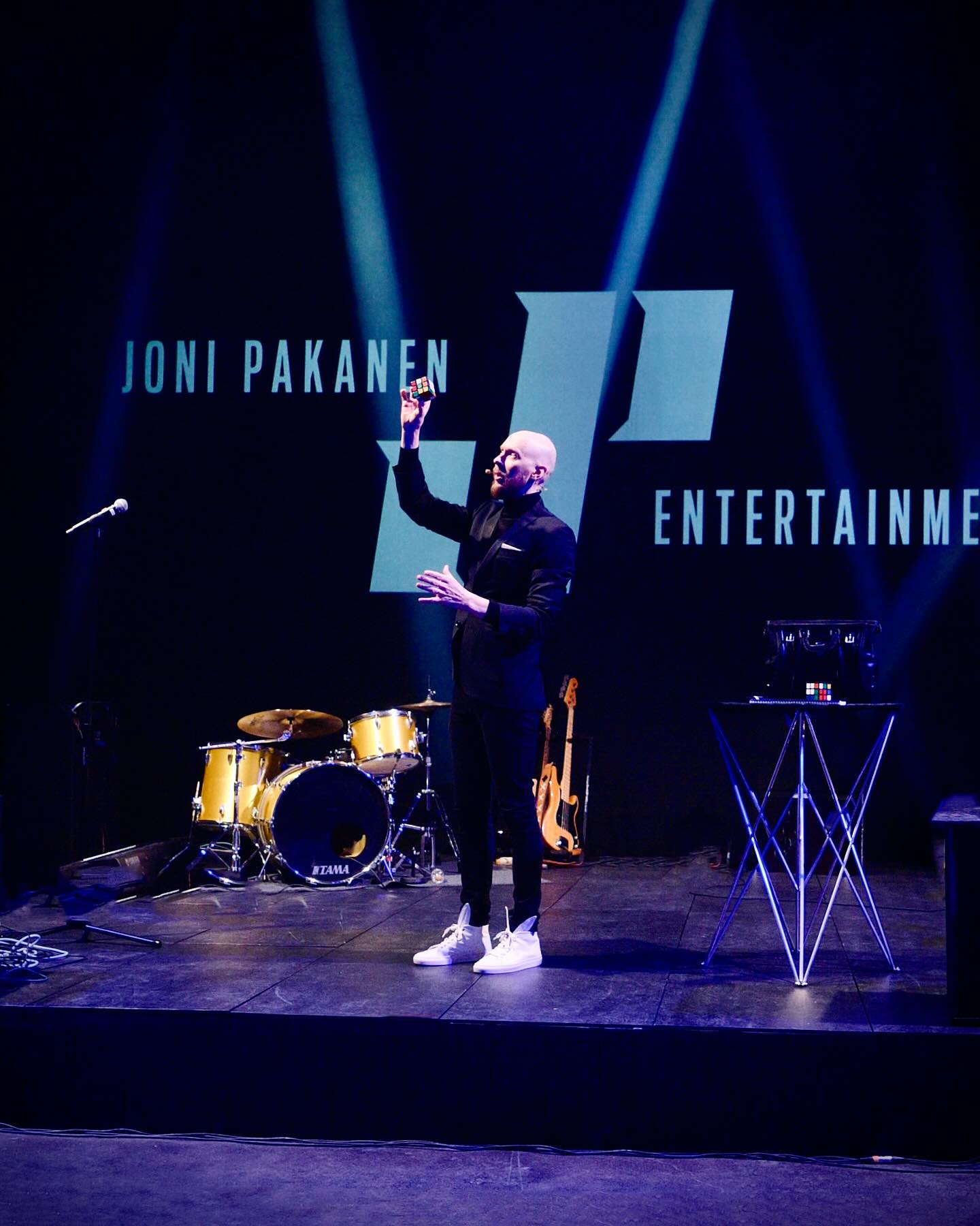 Ready, Set, Showtime! Tänään firmakeikalla upeassa @blackbox360_tripla venuessa! #taikuri
