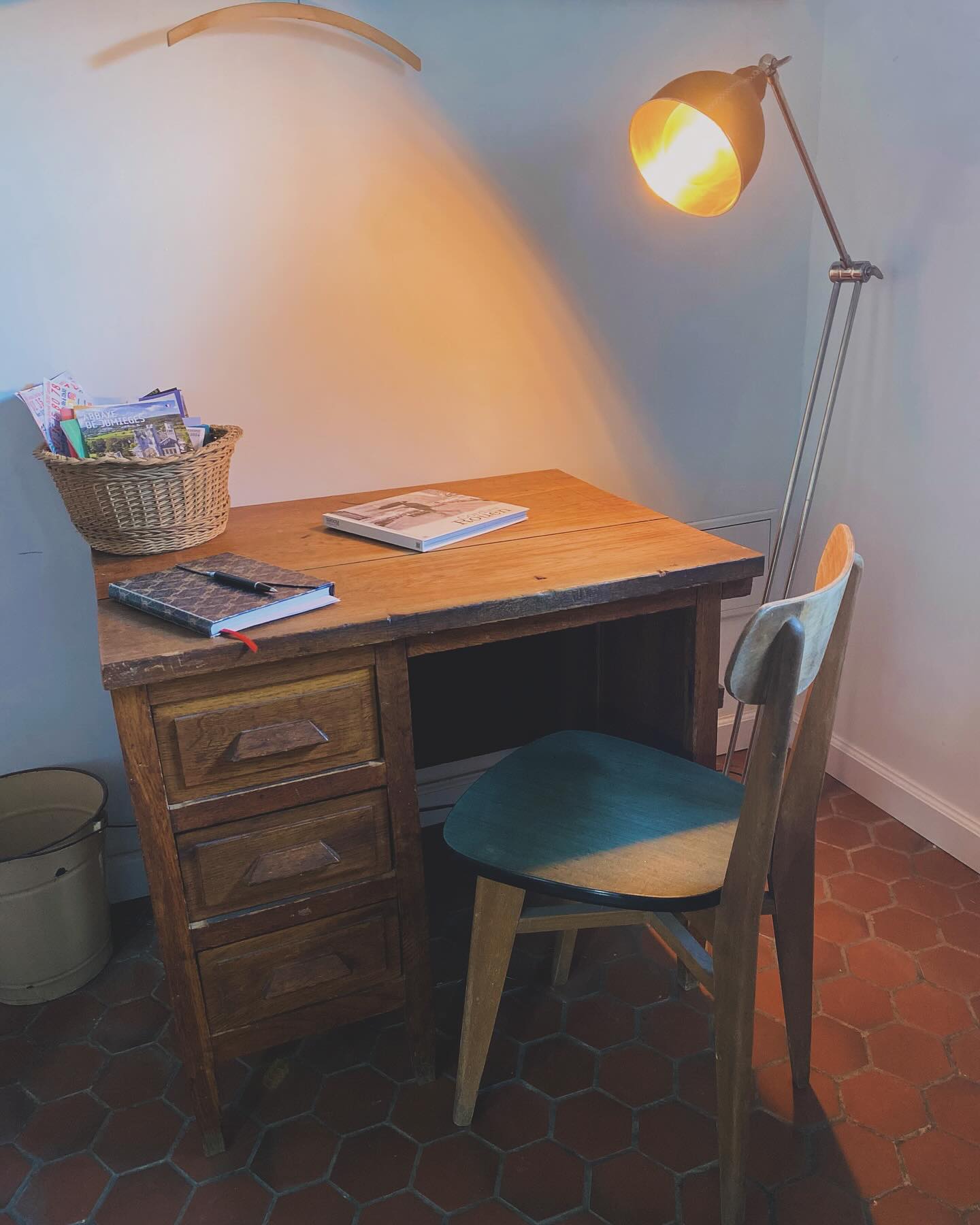 Ce petit bureau a déjà une belle histoire : d’un hôtel à Rouen à notre maison d’hôtes, en passant par la générosité d’une ancienne voisine qui m’a vu grandir.
Il a désormais trouvé sa place ici, prêt à écrire de nouveaux chapitres…
#SecondeVie #MaisonDHôtes #ObjetsQuiVoyagent #upcycling #maisondhotes #brocante #vintage #normandie #maisondecampagne