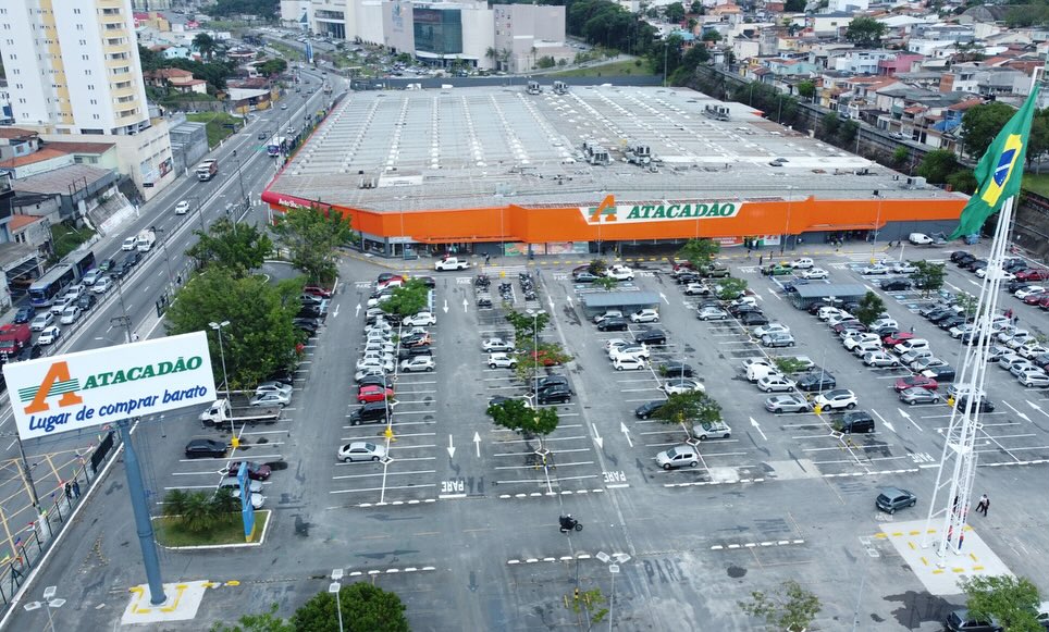 Transformação do mercado Big para Atacadão realizada em 90 dias de obra, localizado na Rua Marechal Deodoro, Nº 2785, Centro – CEP: 09.710-193 – São Bernardo do Campo/SP com área total de 24.510,64 M². Na transformação foi realizada a criação de novos ambientes conforme novo layout proposto através de demolição e construção, troca de revestimentos, pintura interna e externa, reparos na cobertura, execução de novas câmaras frias e reforço de base através de estaqueamento de piso. As instalações prediais de elétrica, hidráulica, hidrossanitário e de incêndio foram adequadas para atender a novo uso da edificação.
OBS: Na primeira foto temos o empreendimento pronto, enquanto nas próximas cinco fotos demonstramos como foi realizado o estaqueamento de piso no salão de vendas e a concretagem de piso das novas câmaras frias. Nas quatro últimas fotos temos a inauguração do empreendimento.
👷🏼♂️ 🦺 👷🏼♀️
#construction #construtora #construção #engenharia #engenhariacivilbr #arquitetura #canteirodeobras #obra #empreendimento #concreto #estruturametálicas #murocontenção