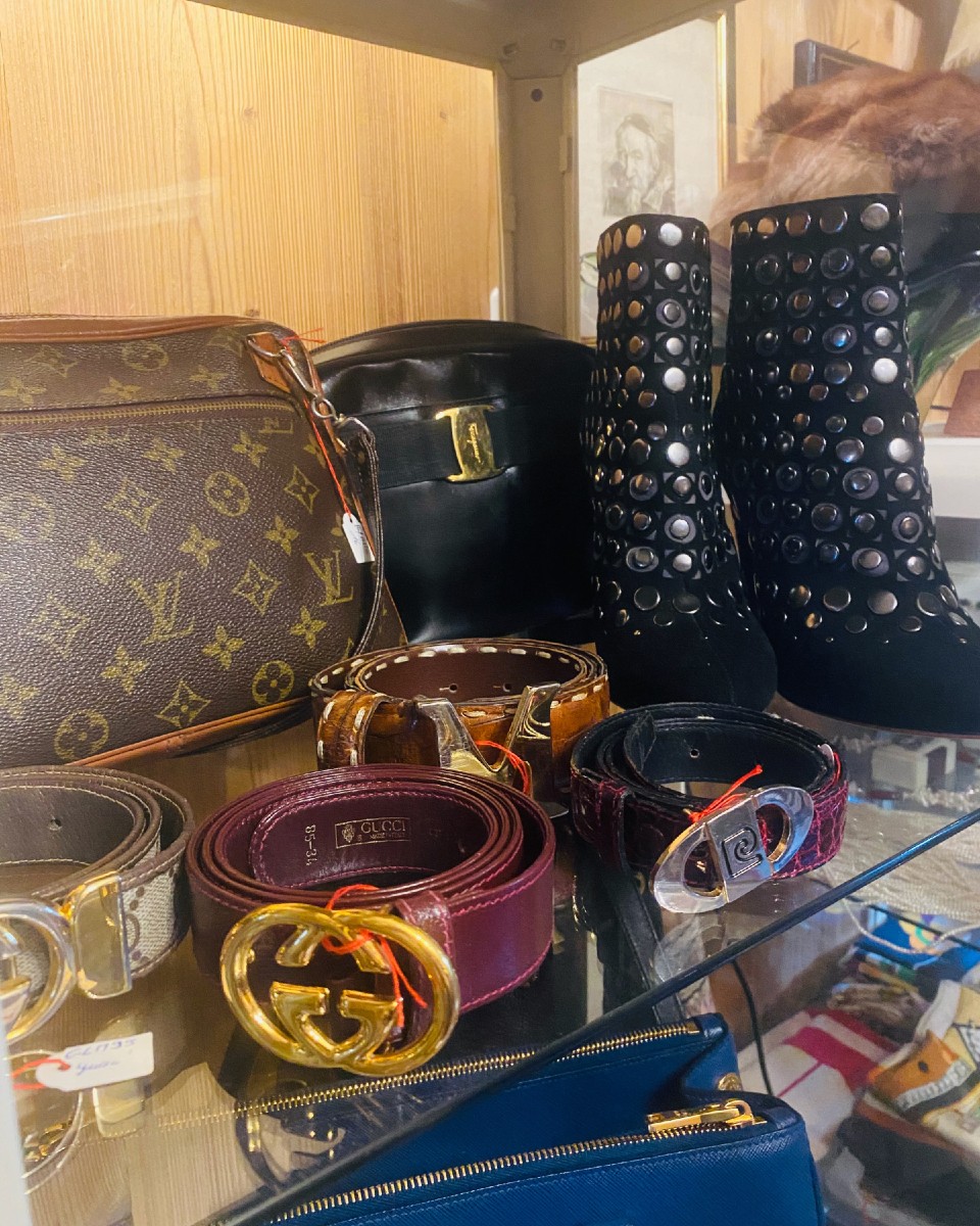 👜✨ Des pièces uniques qui ont déjà une histoire… et qui attendent la vôtre.
Chez Camendice, notre sélection vintage vêtements & accessoires est un joyeux mélange de trésors de seconde main :
👗 Articles de luxe choisis avec soin, pour celles et ceux qui aiment le style intemporel
🧥 Pièces originales et accessibles, qui font la différence par leur charme, leur matière ou leur coupe
Chaque vêtement, chaque sac, chaque foulard est une invitation à s’habiller autrement : avec personnalité, avec conscience, et surtout avec plaisir 💛
📍À découvrir en boutique à Aigle
👉 Faites glisser pour découvrir quelques pépites du moment.
#SecondeMainChic #VintageAvecStyle #ModeResponsable #Camendice #SlowFashion #Aigle