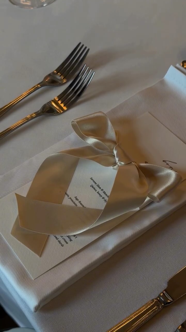 A closer look into Jordan & Thomas intimate wedding breakfast set up at the wonderful @manchester_hall
Countless candles created a warm, inviting glow as they all gathered to enjoy their wedding breakfast. Complete with gorgeous florals by @leafheswall and a showstopper of a cake by @blossomstreetbakery ✨
________
content - @_therelaxedbride
photography - @thebridetribephoto
venue - @manchester_hall
florals - @leafheswall
cake - @blossomstreetbakery