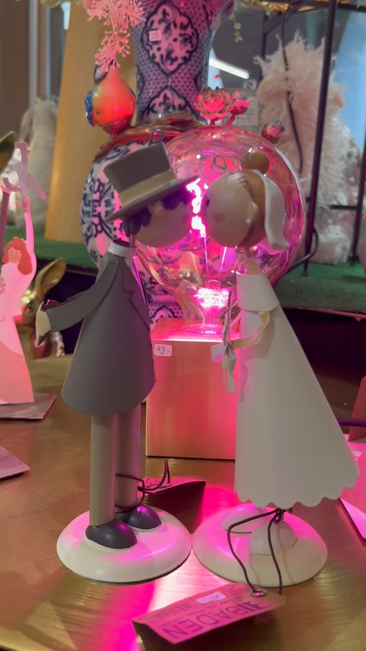 Die Hochzeitssaison naht!👰🏻♀️🤵🏽♂️
Und mit ihr die Frage nach dem Hochzeitsgeschenk. Da wir wissen, dass so viele von euch Schwierigkeiten haben bei der Auwahl, haben wir uns auf die Suche gemacht.
Diese süssen Figuren auf Blech sind das perfekte, kleine Extrageschenk zum Mitbringen.🌱♥️
Was war das beste Geschenk, das du jemals einem Brautpaar geschenkt hast? Inspiriere uns in den Kommentaren.😊
#cadobern #bern #cadobern #bernshopping #giftshop #geschenkladen #hochzeitsgeschenk