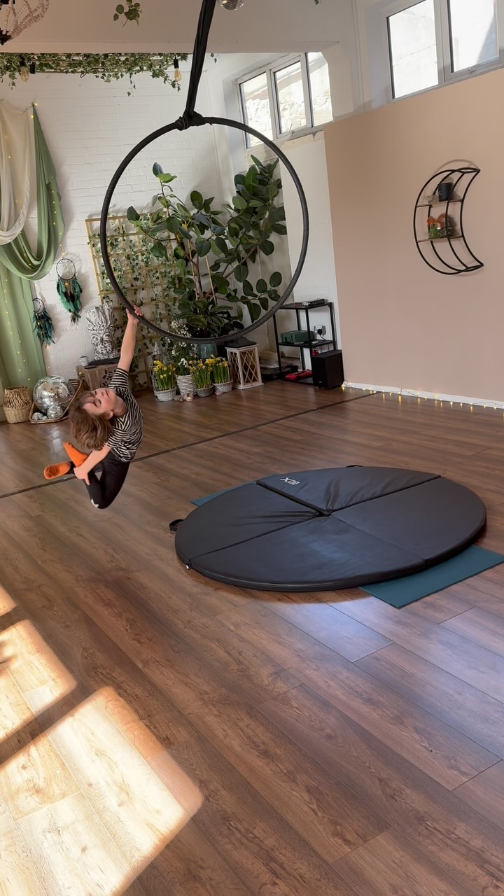 Kids Aerial Hoop!
Every Monday 4.30pm -5.15pm
Ages 8+
Drop in £9
@humblehub_stleonards