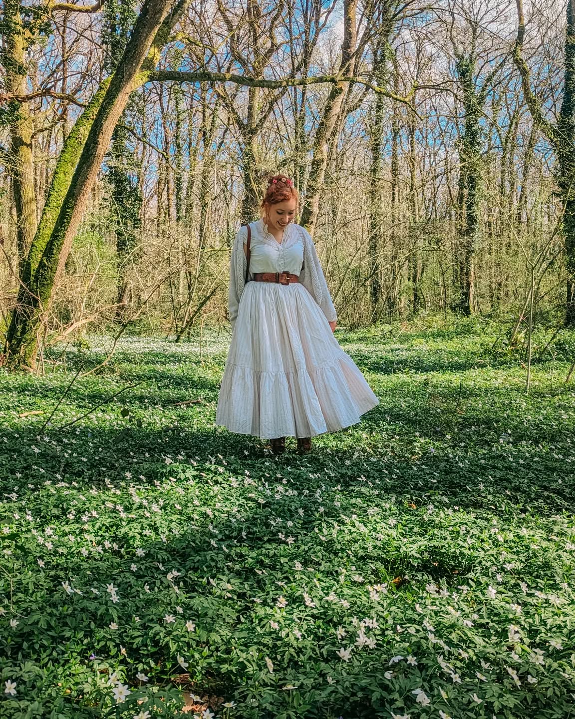 Flâner dans la forêt et trouver une clairière couverte d'anémones sylvie 🍃💐🌳 les beaux jours reviennent et nous avons eu une semaine de beau temps pratiquement non stop chez moi 🥹
La jupe Campanule est disponible sur la boutique 🪽
.
.
.
.
.
.
.
.
#ateliervergnes #couture #bridaldress #dress #corset #sewing #smallbusiness #romantic #dream #beautiful #cottagecore #lady #spring #cute #feminine #aesthetic #lace #fashion #regency #history #costume #bridgerton