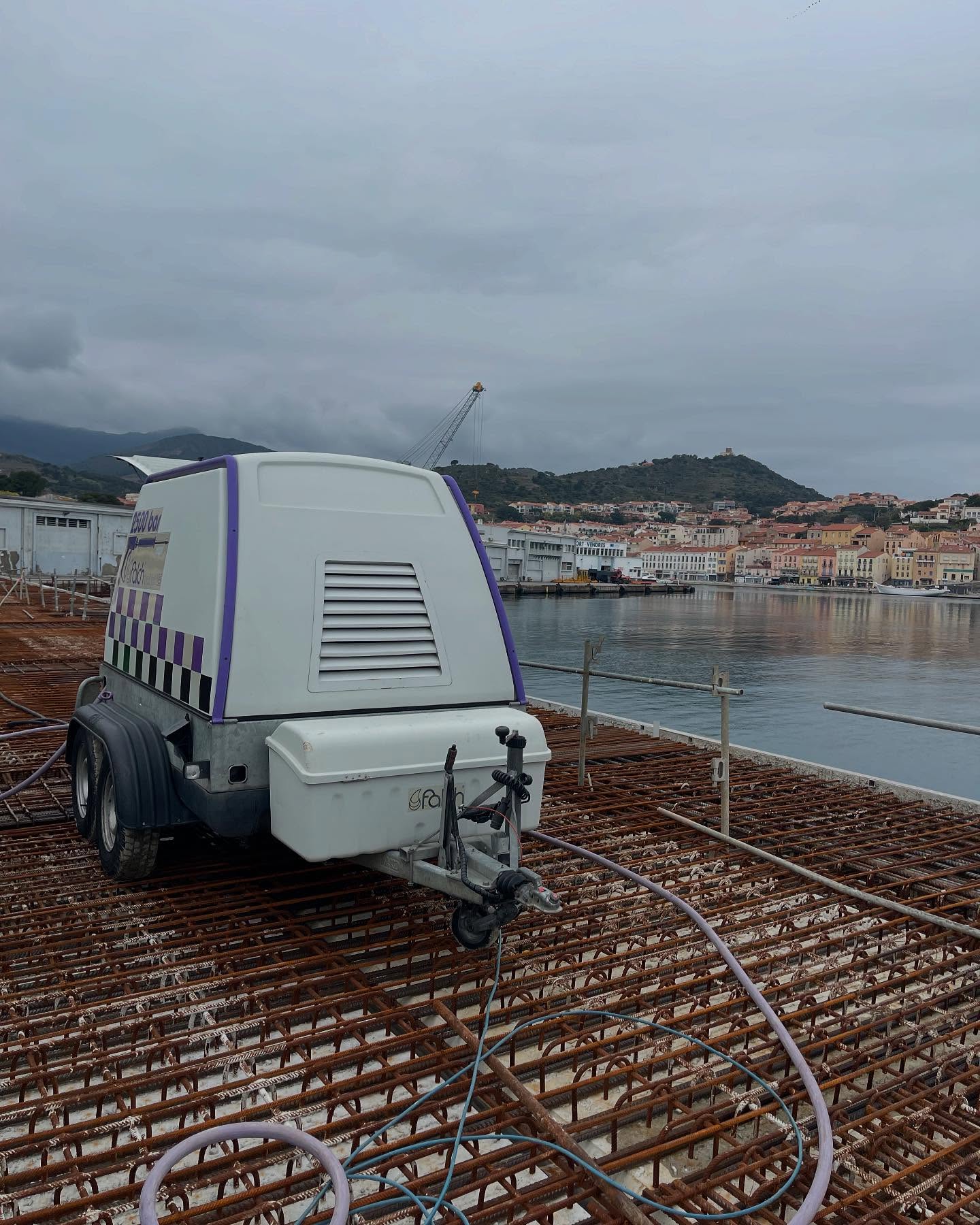 Troisième phase du chantier à port vendres.
Sciage au câble sous-marin des palplanches et pieux acier et des reprise hydrodemolition #hydrodemolition #scaigecâble #pentruder #tyrolit #diatom