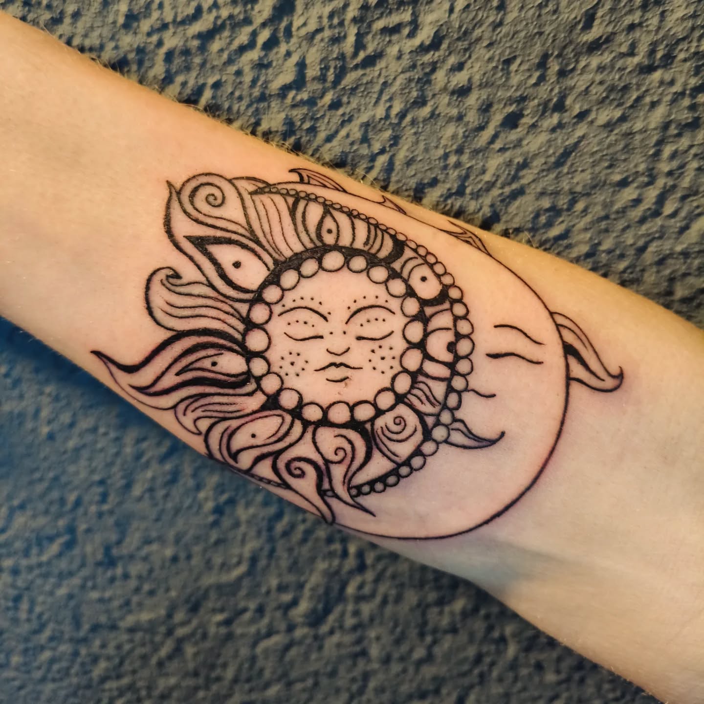 Gestern durfte ich dieses wunderschöne Tattoo für eine strahlende Seele tätowieren ✨💖✨
Danke für dein Vertrauen und diesen schönen Moment mit dir ✨🙏🏼✨
#finelinetattoo #moonandsuntattoo #moonandsun #symbolictattoo #tattoostudiobern #tattoobern #