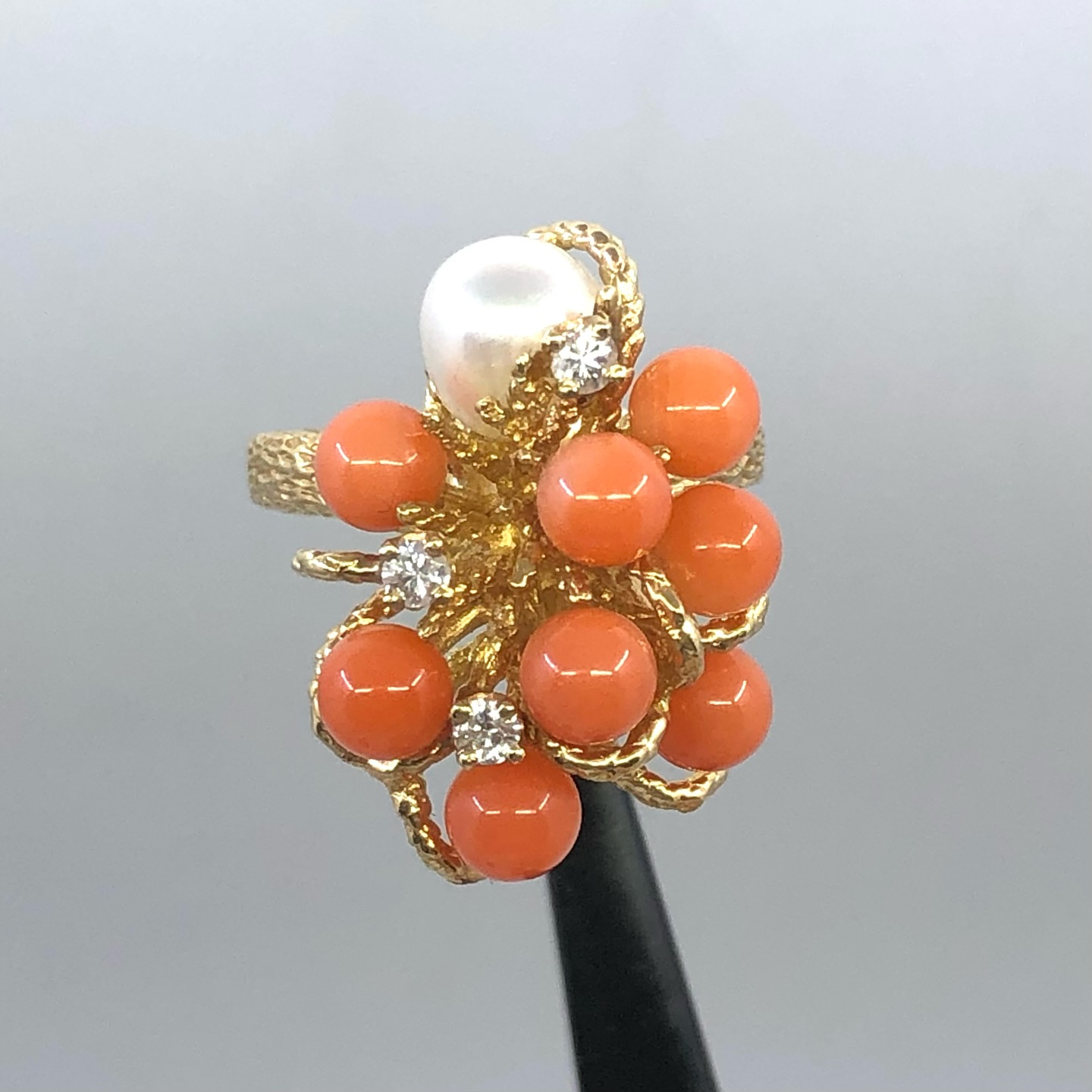 Coral diamond and 14k gold pearl ring
#coral#pearl#diamond#vintagejewelery#estatejewelery #vintagerings#antiques#ambleside