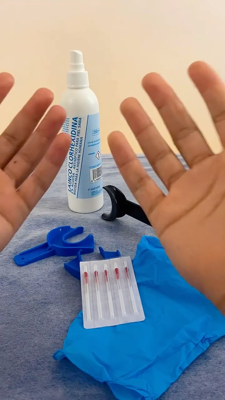 La disfunción🧏🏼♂️ temporo-mandibular está presente en torno a un 60-70% de la población. 🏃🏻🏃🏽♀️
En @fisiotherapymadrid evaluamos, diagnosticamos y tratamos la ATM de forma íntegra con un enfoque biopsicosocial. 🧠👐🏽🧬
Estas son algunas de las herramientas que utiliza Jose en sus sesiones de #ATM 🦷
¿Te suena alguna? 🤔
#bruxismo #cefaleas #estrés #dolor
#fisiotherapymadrid