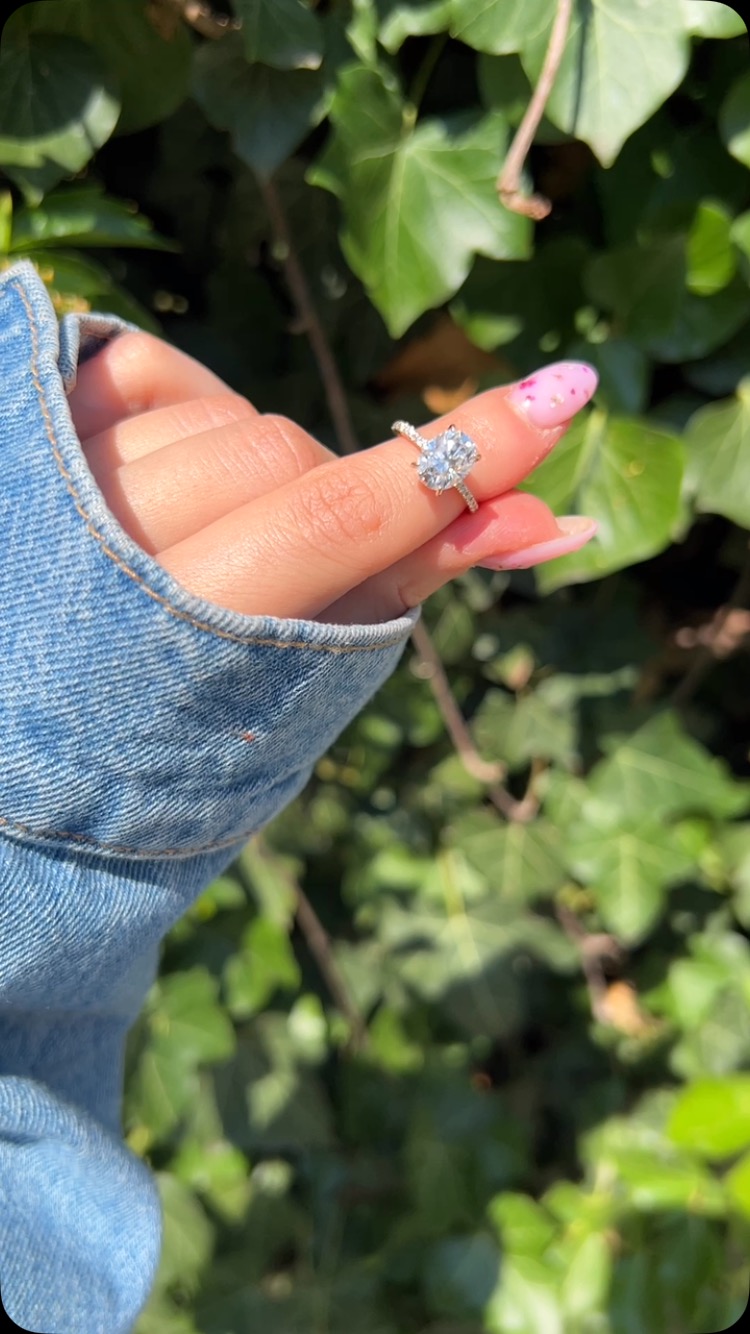 Ein goldener Ring Aria mit einem oval geschliffenen Moissanit und funkelnden Seitensteinen – strahlt
im Sonnenlicht und fasziniert mit zeitloser Eleganz ✨💎☀️
https://moissanite.de/de_DE/p/Aria-Versteckter-Halo-Ring-mit-Oval-Moissanit-in-4-Krappen-Fassung-14k-Gold/208
#moissanite #jewelry #schmuck #verlobungsring #moissanitering #diamondalternative #verlobung #gold #luxuryjewelry #goldring #moissanitejewelry #ovalcut #ovalmoissanite #halo #jewelrydesign #goldjewellery