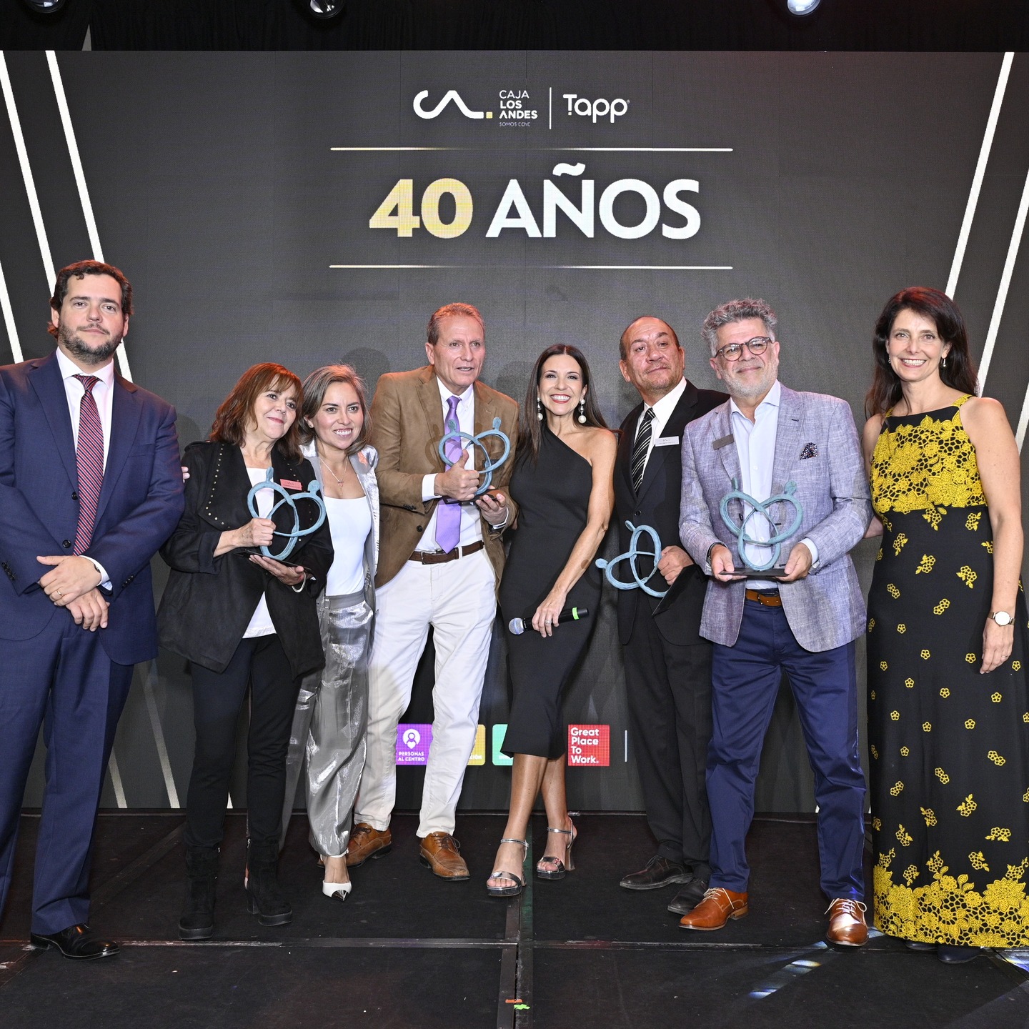 40 años no se celebran todos los días.
Ni 35, ni 30… ni siquiera 20.
La Ceremonia de Reconocimiento de Caja Los Andes fue un homenaje a quienes han dedicado su historia a construir algo más grande que una organización: una comunidad.
Y desde The Cow, tuvimos el privilegio de producir una noche llena de emoción, memoria y gratitud.
Un evento donde los años no se contaron, se sintieron.
Donde las miradas, los abrazos y los aplausos fueron protagonistas.
Y para cerrar como corresponde:
Javiera Parra nos regaló un viaje directo al corazón con Maldita Primavera, Te Amo Tanto y Humedad…
Una banda sonora perfecta para celebrar una vida entera de "compromiso".
Gracias a todos quienes han hecho de Caja Los Andes su lugar.
Y gracias por permitirnos ser parte de este momento tan significativo.
#TheCowCompany #CeremoniaDeReconocimiento #CajaLosAndes #EventosConAlma #JavieraParra #TrayectoriaQueInspira #CelebrarEsReconocer