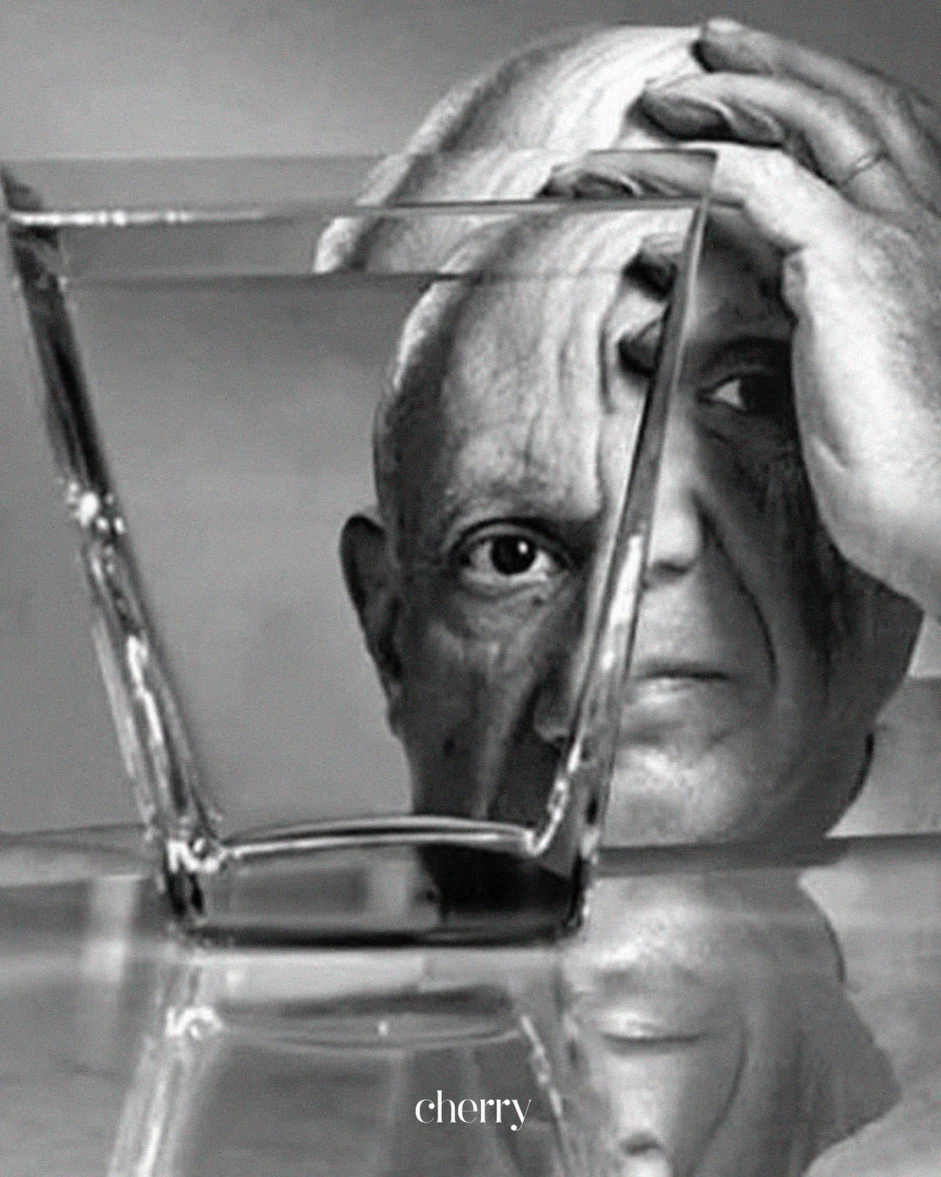 📸 Arnold Newman. Pablo Picasso, 1954.
Em uma das fotos que mais amamos do lado de cá, Newman captura não apenas o homem, mas eterniza em uma imagem toda a potência criativa e a complexidade de Picasso. 🤌
