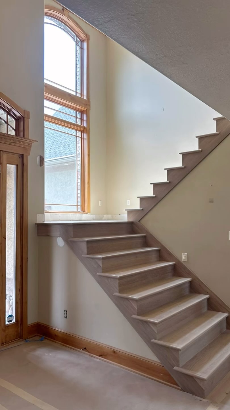 😍😍😍 the stairs are done! We’re so happy with the turn out! #whiteoak #paradeofhomes #skilled #tradesman #trademarkflooring #utah #utahcontractors #beauty @jeffshaw.construction @reward_flooring