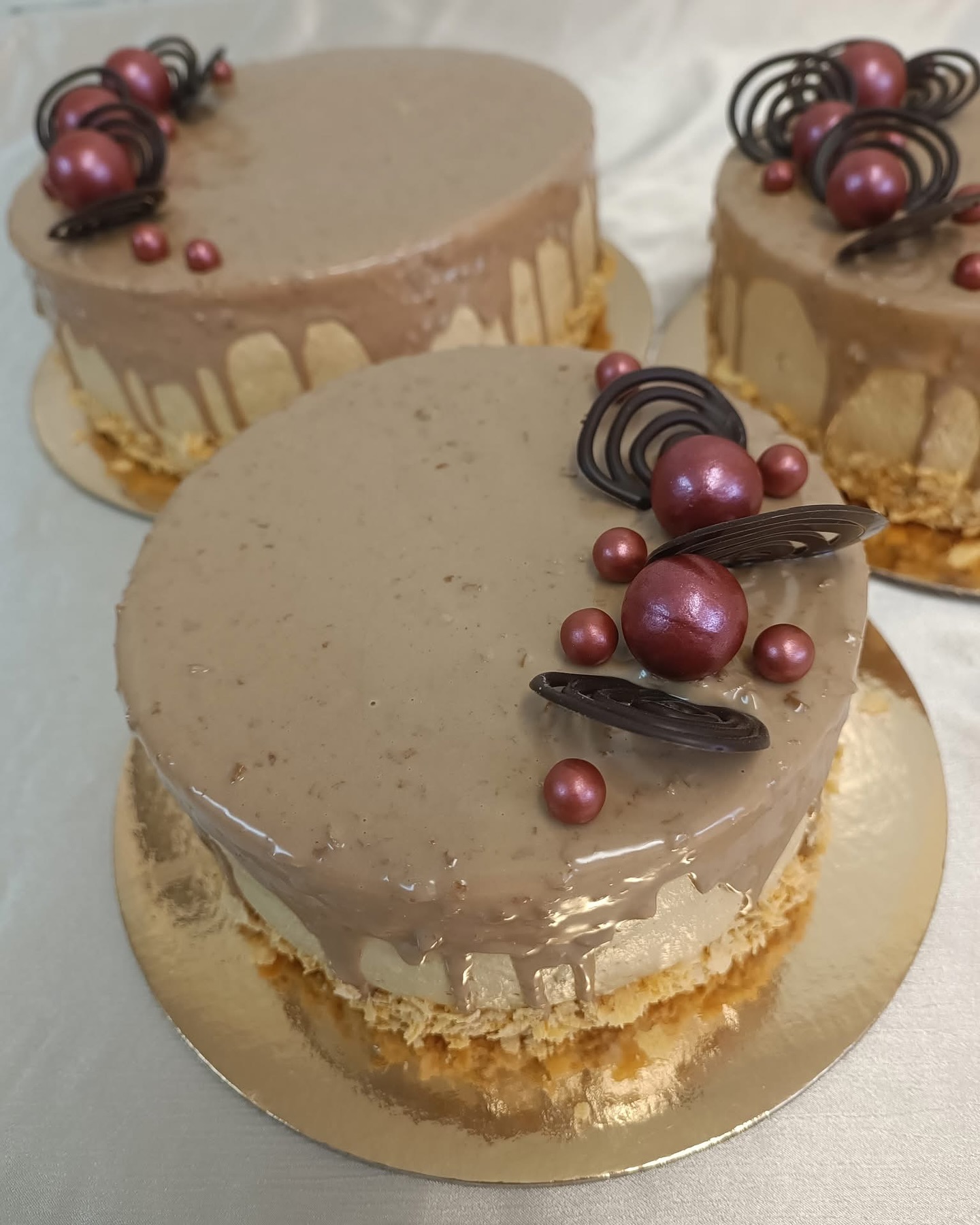 Sukurti naują tortą lengva, bet sugalvoti jam pavadinimą yra be galo sunku...
Traškus sūrios karamelės sluoksnis, karameliniai biskvitai, sulaistyti sirupu, pertepti irisų skonio plaktos grietinėlės kremu.
Pagal madą galėtų būti “Dubajaus irisas” 🤣😉
Padegustuoti ir įsigyti galima jau rytoj Šilainių turguje, mūsų kioske. Tai yra naujiena, todėl kiekis ribotas 😉