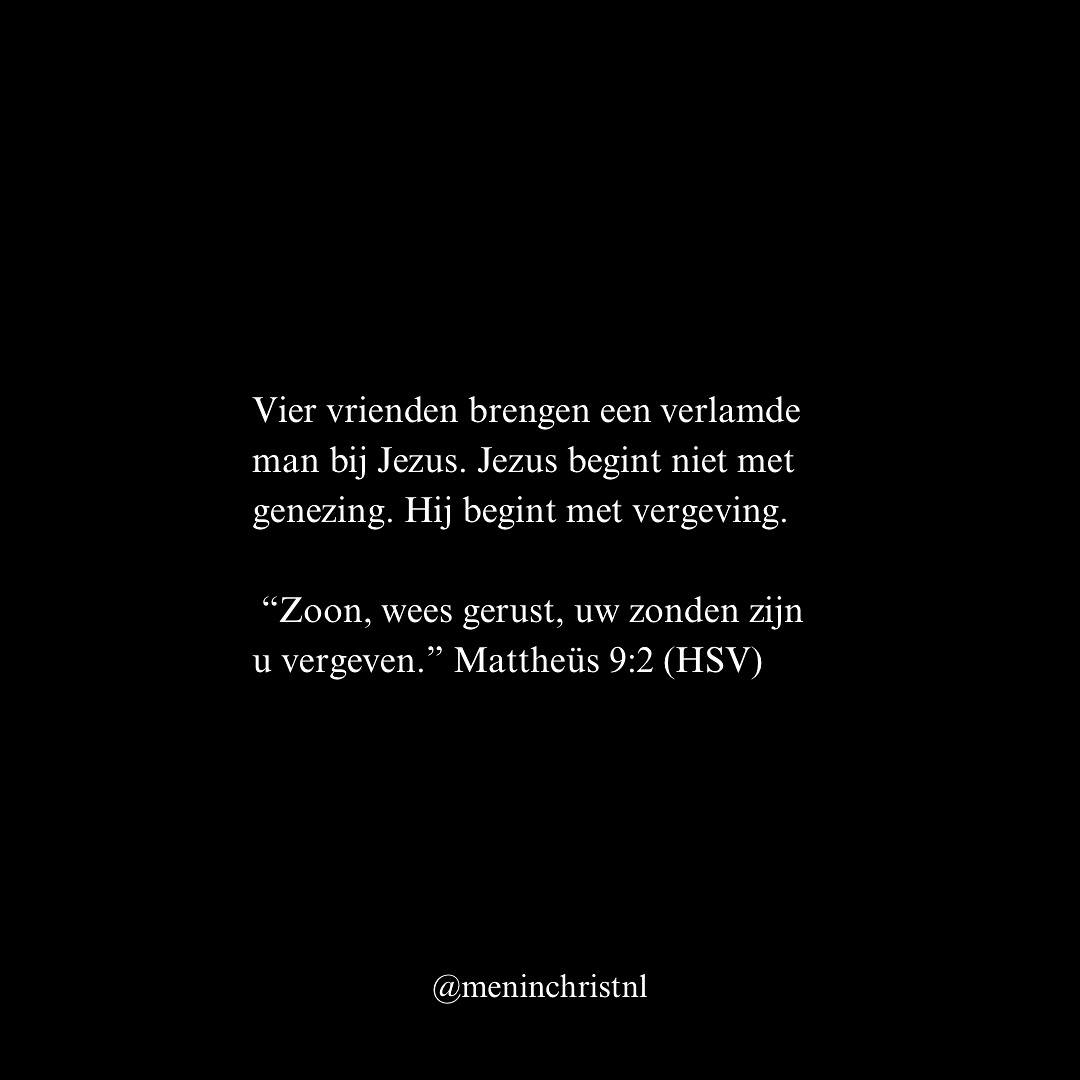 Vier vrienden brengen een verlamde man bij Jezus. Jezus begint niet met genezing. Hij begint met vergeving.
“Zoon, wees gerust, uw zonden zijn u vergeven.”
— Mattheüs 9:2 (HSV)
Je kunt gezond zijn, succesvol, moreel goed…
Maar als je zonden niet vergeven zijn, leef je nog steeds in afstand tot God.
Jezus laat hier zien wie Hij werkelijk is:
Gods Zoon met macht op aarde om zonden te vergeven.En dat is ons grootste wonder.
“Als U, HEERE, op de ongerechtigheden let,
HEERE, wie zal staande blijven? Maar bij U is vergeving, opdat U gevreesd wordt.”
— Psalm 130:3-4 (HSV)
Leven met zekerheid van vergeving verandert alles.
Je hoeft niet langer te vluchten, jezelf te bewijzen of je zonden te verstoppen. Je mag rusten in het volbrachte werk van Christus.
Patrick
Men in Christ
#christus #bijbel #waarheid #vergeving