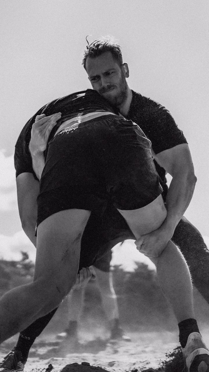 Dit waren de mannen van editie 3.0.
Op het eerste gezicht lijken het gewone mannen.
Vaders. Zonen. Vrienden.
Mannen zoals jij en ik.
Maar God roept gewone mannen niet om ‘gewoon’ te blijven. Hij roept ze om op te staan.
Om wakker te worden uit geestelijke slaap.
Om hun plek weer in te nemen als mannen van God.
In een wereld vol afleiding, gemak en passiviteit
waar mannen zwijgen waar ze moeten spreken,
vluchten waar ze moeten vechten kozen deze mannen voor het tegenovergestelde.
Ze kwamen niet voor comfort.
Ze kwamen voor confrontatie.
Niet met anderen, maar met zichzelf.
Ze gingen de strijd aan met angst, schaamte, passiviteit en trots. Ze zochten God, niet vanuit kracht, maar juist vanuit zwakte. En ze ontdekten dat Zijn genade genoeg is.
Waar Adam zweeg in de tuin,
spraken zij waarheid.
Waar de moderne man zich terugtrekt,
stapten zij naar voren.
Ze baden voor elkaar.
Ze droegen elkaars lasten.
Ze gingen elkaar voor in eerbetoon.
Want de Bijbelse man die leid.
Die offert. Die beschermt en heeft lief.
Niet perfect maar toegewijd.
Niet zonder strijd maar standvastig stap voor stap.
Dit is Men in Christ.
Niet zomaar een weekend,
maar een plek waar mannen worden hersteld
in identiteit en bestemming.
21 en 22 juni – editie 4.0
Twee dagen. Eén overnachting.
Zonder telefoon. Zonder masker.
Met God. Met broeders. Met een missie.
Durf jij uit je comfort te stappen?
Dan is dit jouw moment.
Stuur een DM om je aan te melden.
📸@recollect.films