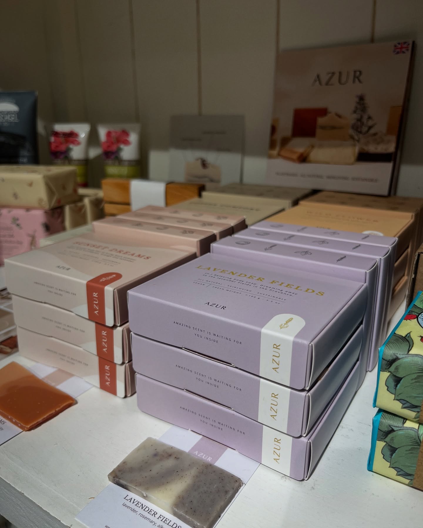 Ab jetzt haben wir im CADO Seifen aus 100% natürlichen Inhaltsstoffen:
✨ Plastikfrei
✨ Pure ätherische Öle
✨ Nachhaltig
✨ Zertifiziert vegan
Diese Produkte stammen von @azurnaturalbodycare und sind von der Côte d’Azur inspiriert! 🌞
4 Sorten von Seifen für den ganzen Körper kannst du bei uns in der Münstergasse Bern kaufen.
#cadobern #naturalcosmetics #naturkosmetik #bern #bernshopping #geschenkladen