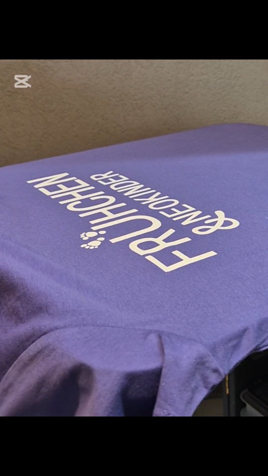VIELE DANGG FÜR EURI UNTERSTÜTZIG💜💜💜
Die nächste Runde Shirts
Bestellung Nummer 8, 9 und 20 sind gedruckt und versendet.
Auch die Spende von CHF 20.- pro Shirt ist unterwegs zu @fruehchenschweiz
💡 Du willst auch ein Zeichen setzen?
Hier kannst du dein Shirt bestellen: Link in Bio oder direkt hier 👇
👉 https://www.christoph-schlozer.ch/product-page/frühchen-neokinder-solidaritätsshirt
Ich freue mich, wenn du dein Shirt trägst und mich markierst! 📸💜
#FrühchenNeokinderSchweiz #Solidarität #CharityTshirt #Frühchen #siebdruckundstein #siebdruck #frühchenschweiz
#screenprinting #siebdrucken #siebdruckistgeil #lila #purple #nicu #nicubaby #frühchenpapa #stolz #proud #lilashirt #handprinted