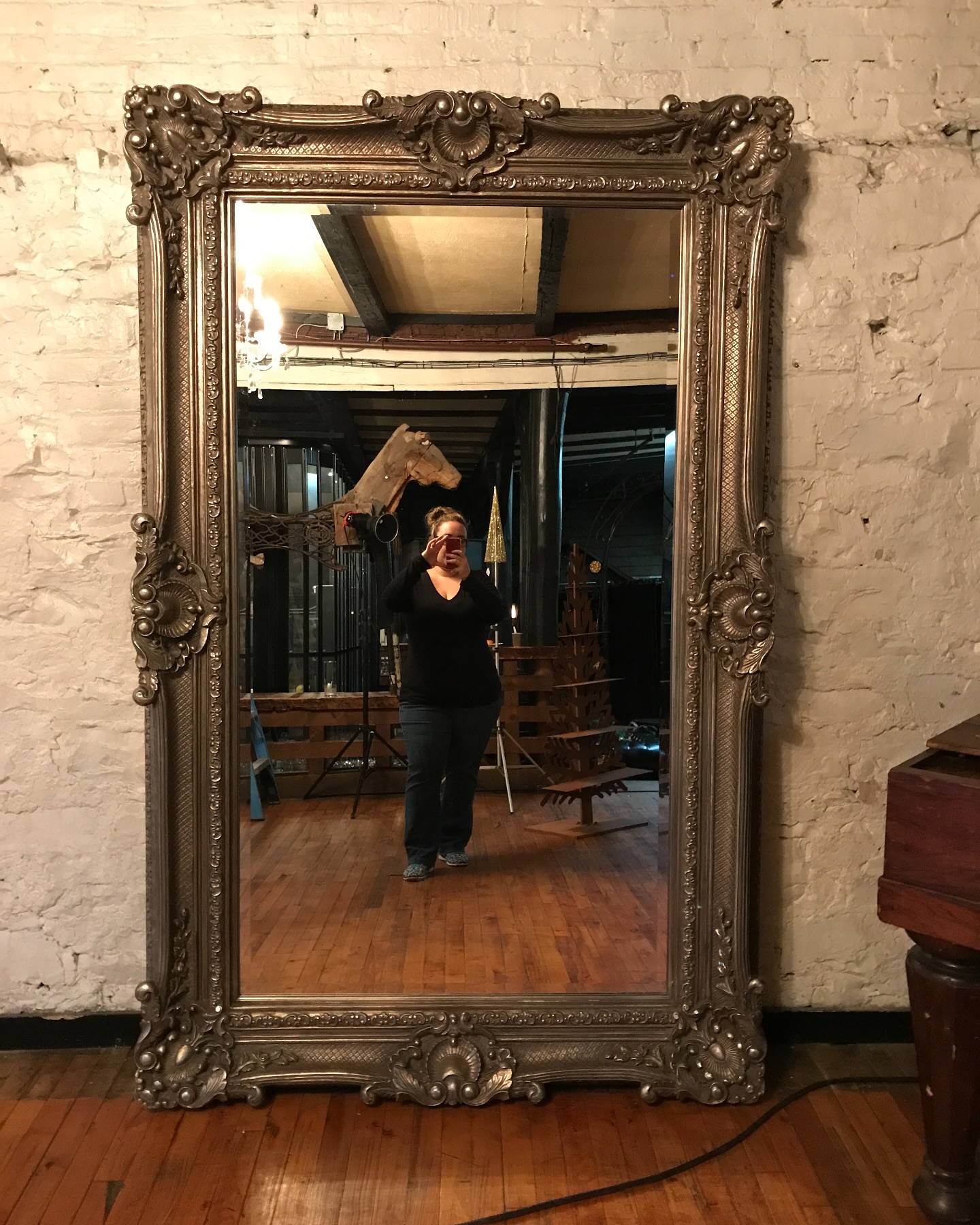 Are mirror selfies still a thing? Gorgeous pieces like this can help communicate elegance and give a high end look to a campaign.
#props #mirror #ornate #styling #setdesign #productiondesign #propstyling #creativedirection #onlocation #classic #elegant