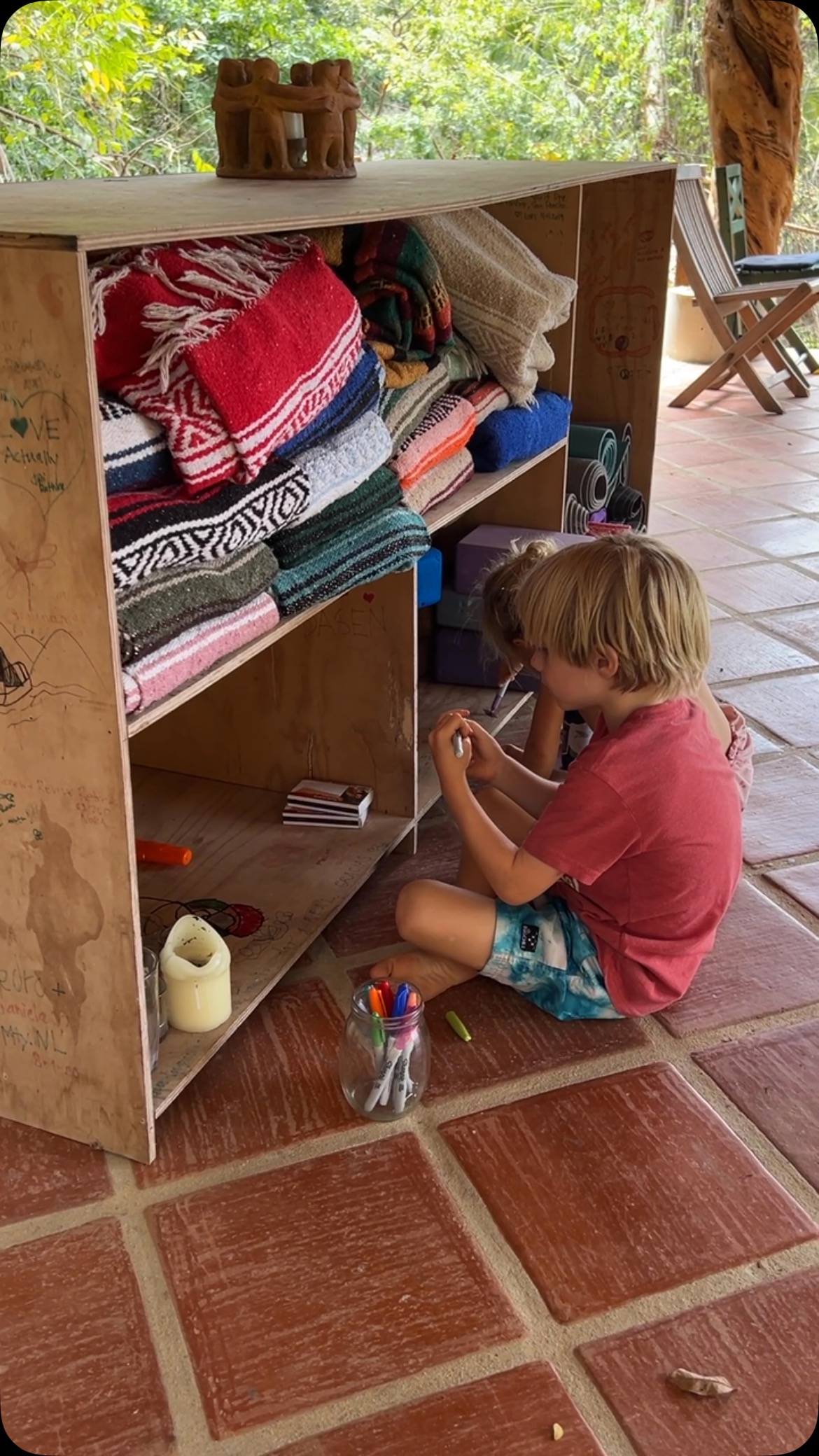 When I step onto our yoga palapa, I can feel the love and energy from the retreats we’ve hosted here over the past 15 years. The signatures on our yoga props box are such a beautiful reminder of the amazing adventurers who’ve passed through. We’re beyond grateful to share our jungle home with fellow nature lovers, and we can’t wait to see who comes through next! There’s still plenty of room on our box for more signatures... 🙏🌴@untamed @experienceretreats @yamayogasasha @manaherzquelle
#mexicoyogaretreat #rivieranayaritretreat #sanpanchoretreats #naturelovers #experienceretreats #youngartists #innerchild #familyyogatime #sanpancho #familyadventures #ecolodgemexico
