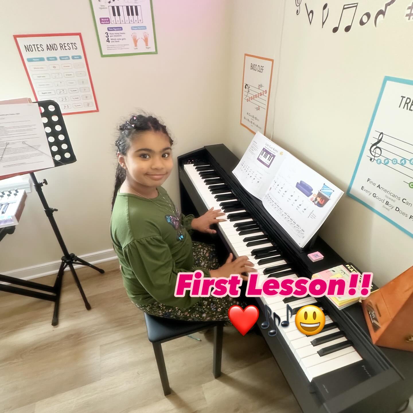 First lesson in the books!! 🎉🥳
Elizabeth did so awesome! 🤩 She learned the music alphabet, the C-D-E keys, quarter notes, and half notes, all on her first day! You go girl! 👏👏👏 And she reported it was “not scary” and “medium-easy”. That’s what we like to hear!! ❤️😊🎶
#WashingtonDC #DCMusic #DMVMusic #NorthernVirginia #MarylandMusic #PianoLessons #ViolinLessons #ViolaLessons #PianoTeacher #StringInstruments #MusicEducation #MusicLessons #LearnMusic #MusicTeacher #PerformanceCoaching #MusicPerformance #SupportLocalMusic #LocalMusicStudio #DCMusicScene #MusicLovers #livvnlearnmusicstudio #lnlmusicstudio #lnlmusic #koxmusicstudio #koxmusic #livvnlearn #columbiaheights #columbiaheightsdc