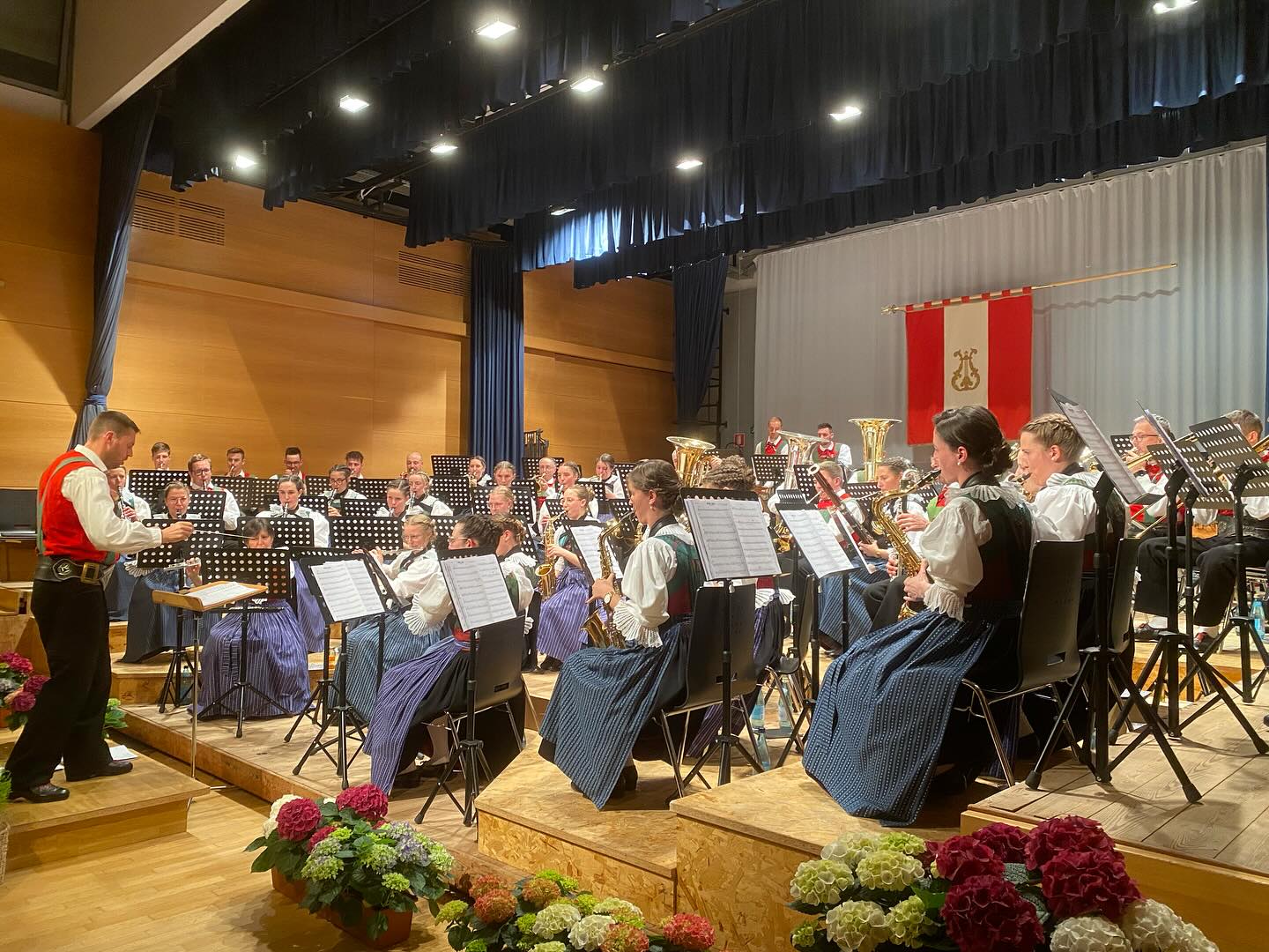 ✨FRÜHJAHRSKONZERT 2025✨
Zwischen Takt und Ton, Klang und Emotion - Das war unser diesjähriges Frühjahrskonzert. 🎶❤️
•
Es war ein unvergesslicher Abend. Danke fürs Zuhören, Mitfühlen und Dabeisein!🎺
•
#mklajen #mklajen2025 #blasmusik #konzert