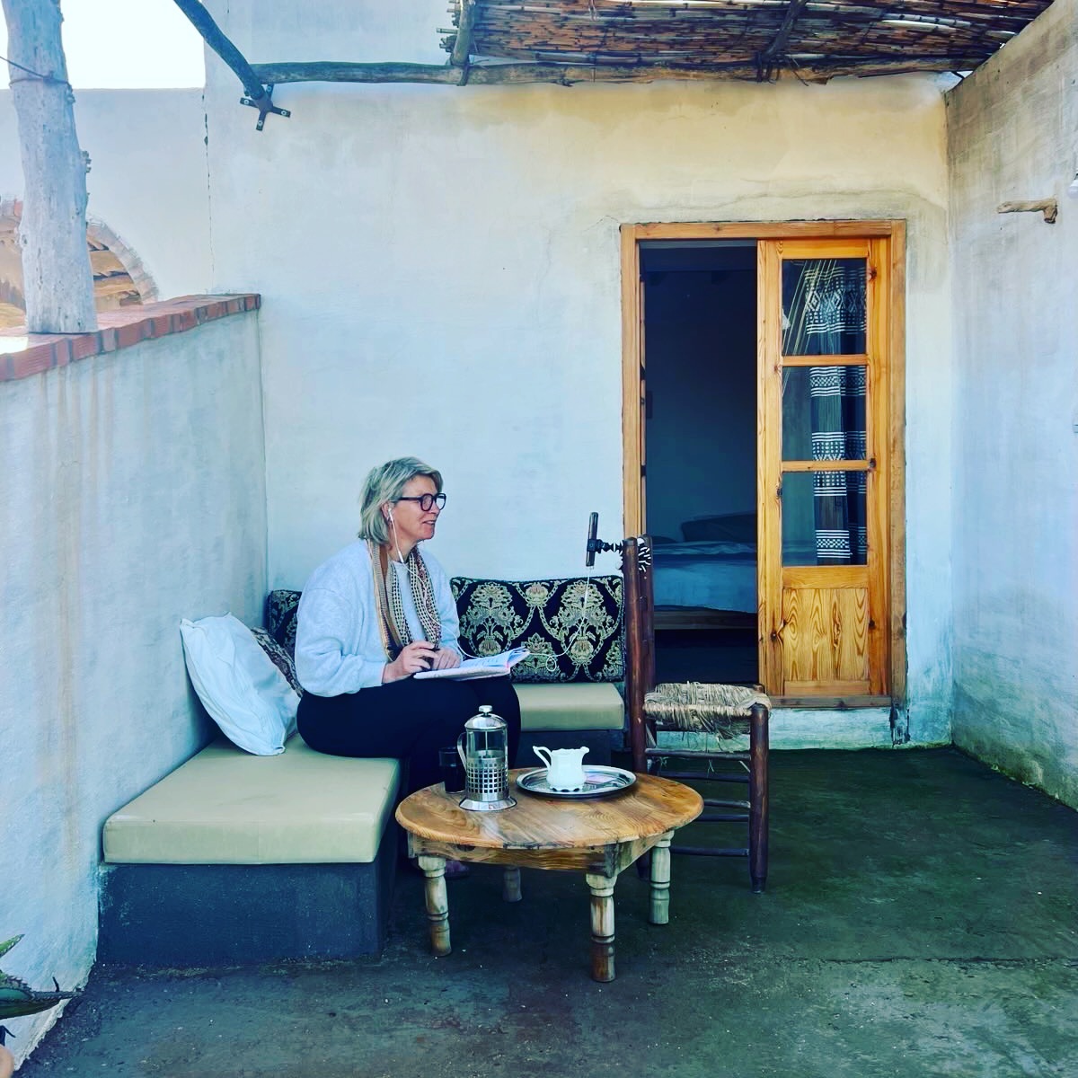 Connecting the dots en het ontstaan van de transformatiecirkel.Het begon met het drinken van vele kopjes koffie met vrouwen binnen ons bedrijf. De vrouwen met wie ik koffie dronk voelde ik bij dat ze drive hebben om het anders te doen. Hoe zou het zijn als ik deze dames samenbreng? Een diep vertrouwen in mij wist dat dit de bedoeling was. Zo kwamen we bij elkaar in een Teams meeting. Zonder plan, zonder agenda. Wel een gedeelde behoefte: verbinding. Wat ik me vooral kan herinneren van de eerste call is het vele lachen, ontspanning en herkenning. Wat tof om te horen waar andere mee bezig zijn. Een inkijk in elkaars keuken. We zijn nu een half jaar verder. Een van de vrouwen heeft de call maandelijks op onze agenda gezet dus die staat vast. Een maandelijkse dosis "bruistabletten". Een oplaadpunt zoals de vrouwen het noemen. Het is een plek van lucht, van liefde en elkaar inspireren. Een plek waar we delen hoe we omgaan met de uitdagingen binnen het bedrijf.De bezuinigsrondes, de polarisatie en nog veel meer uitdagingen. En heel belangrijk, het is geen klaagclubje! We zetten elkaar aan, houden elkaar scherp en zijn eerlijk en transparant naar elkaar. We nemen elkaar mee de berg op. Hoe ziet ons bedrijf eruit als we steeds kiezen voor liefde ipv angst. Deze bijeenkomsten noem ik de transformatiecirkel. Want transformatie, begint klein. Stap voor stap. Alleen in een veilige omgeving waarin je niet hoeft te duwen en te trekken. Waarin het niet gaat over grote plannen of harde doelen, KPI,s maar over ruimte. Ruimte om te voelen, te delen, te ontdekken en elkaar te inspireren. Onze enige agenda is dat we niet verzanden. . De rest mag ontstaan..Magie! Nu hebben we alleen een groep vrouwen maar hoe mooi zou het zijn als er ook mannen cirkels ontstaan. De krachten bundelen en niet verzanden in polarisatie maar echt kiezen voor liefde. Voor je mensen. Zo zet ik de transformatie van angst naar liefde in. Door de cirkels raak je steeds meer mensen aan een ontstaat er een golf van liefde door het bedrijf. Tot op een dag we een kantelpunt bereiken, flip the coin to love...Wil je meer weten over de transformatiecirkels, kijk dan even op www.mirjamboerop.nl of stuur een pb.